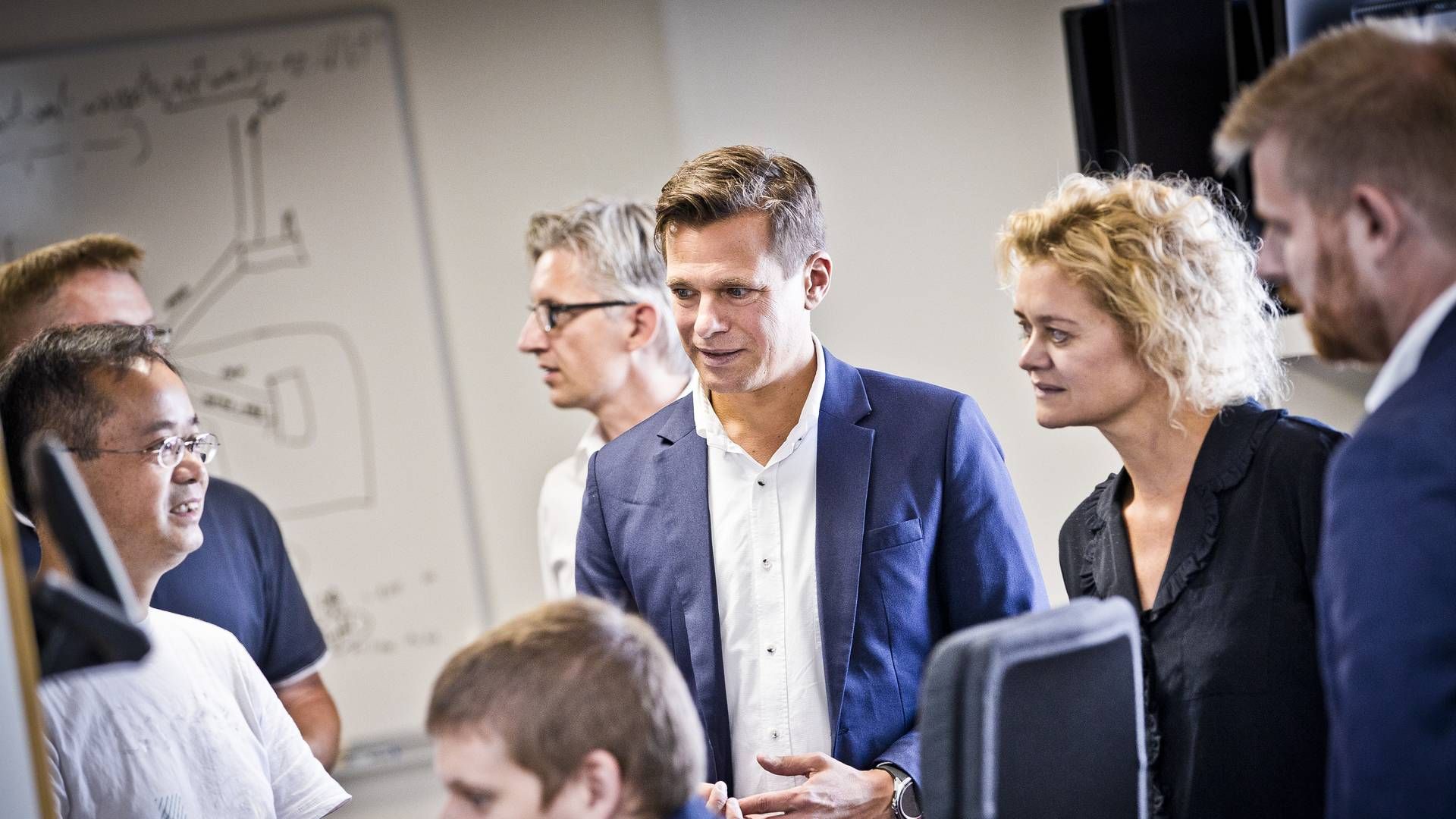 Adm. direktør Daniel Lux (i midten i blå habitjakke) forventer sammen med resten af Seluxits ledelse, at det i det kommende regnskabsår lykkes at vende den nedadgående vækstkurve for it-selskabets omsætning | Foto: Ernst Tobisch / Seluxit / PR