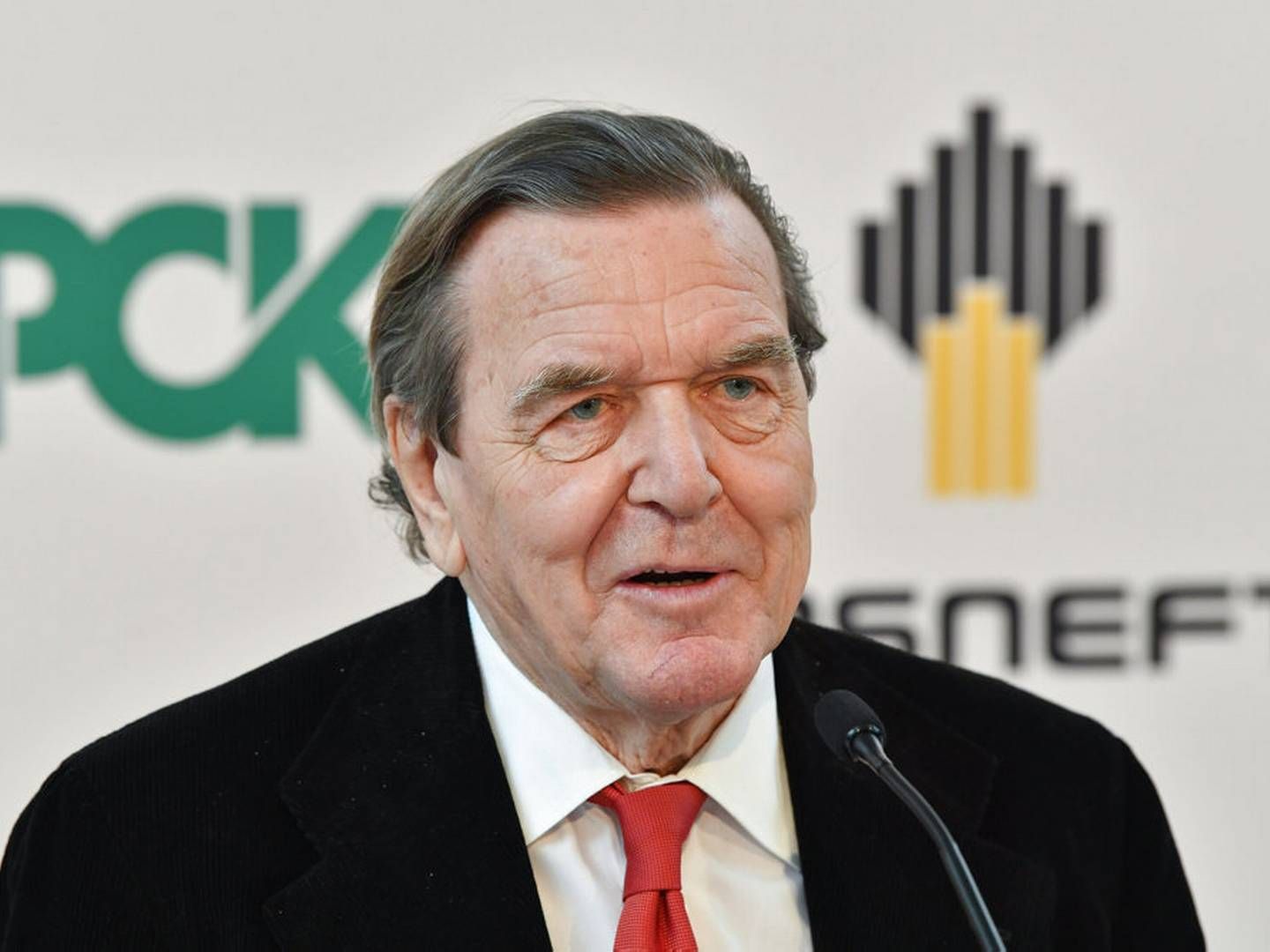 Tysklands tidligere forbundskansler Gerhard Schröder havde i årevis en plads i bestyrelsen i det store russiske energiselskab Rosneft. Nu foreslår Tyskland, at det skal forbydes EU-borgere at have nøglejob i statslige russiske virksomheder. Arkivfoto: Patrick Pleul/Ritzau Scanpix