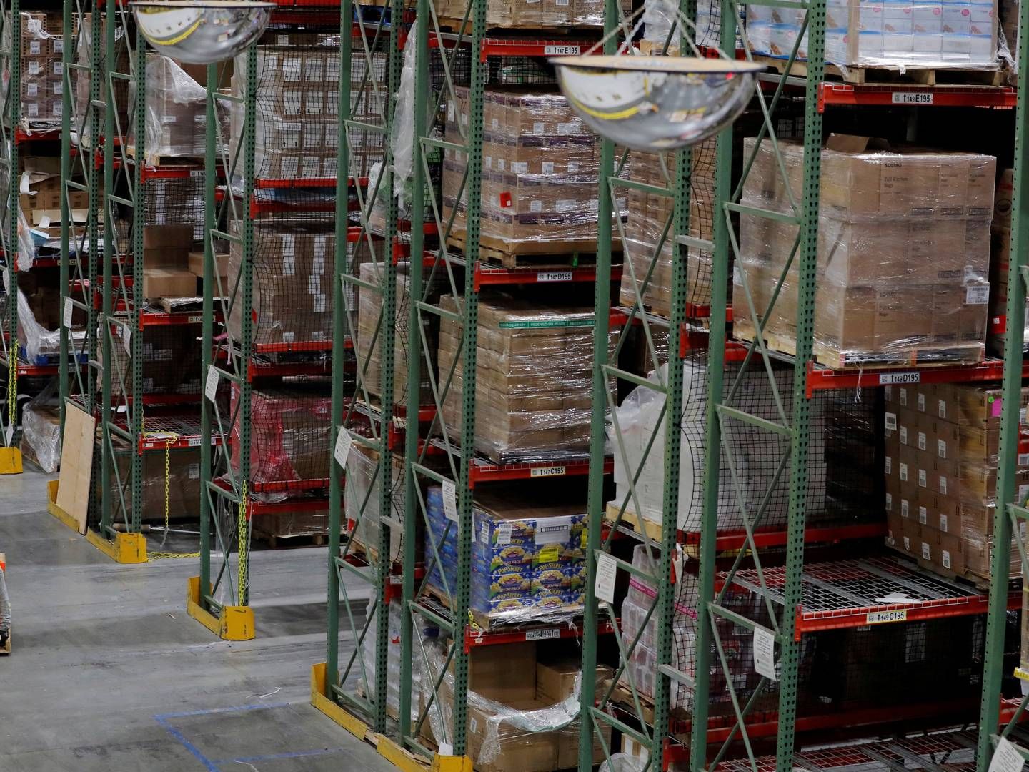Medarbejder på arbejde på Amazon-lager i New Jersey på en anden af netbutikkens udsalgsdage, Cyber Monday. | Foto: LUCAS JACKSON/Reuters / X90066