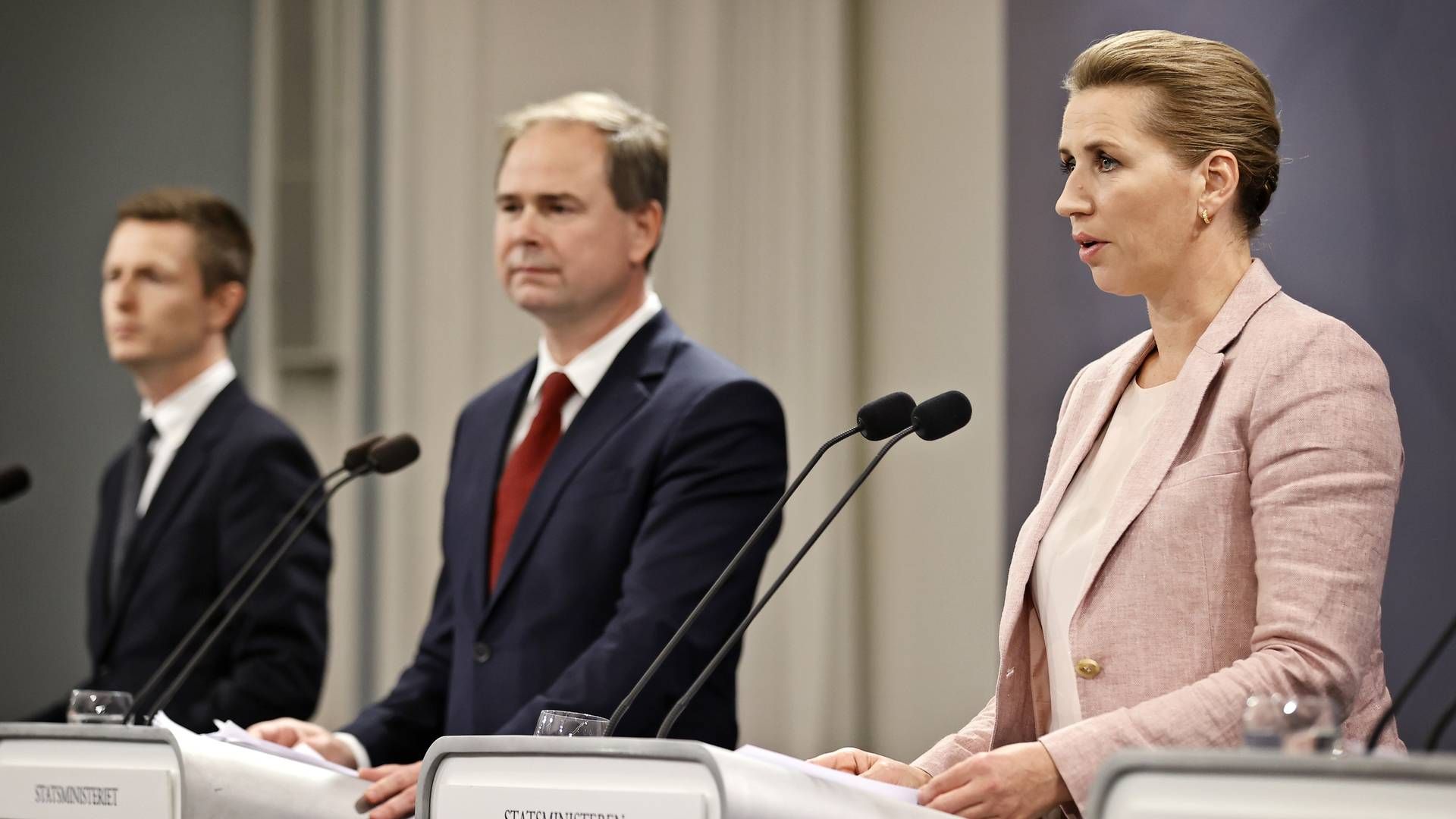 Pressemøde i statsministeriet om regeringens nye reformudspil ”Danmark kan mere III”. Uddannelses- og forskningsminister Jesper Petersen (S), finansminister Nicolai Wammen (S), statsminister Mette Frederiksen (S) og uden for billedet social og ældreminister Astrid Krag (S). | Foto: Jens Dresling