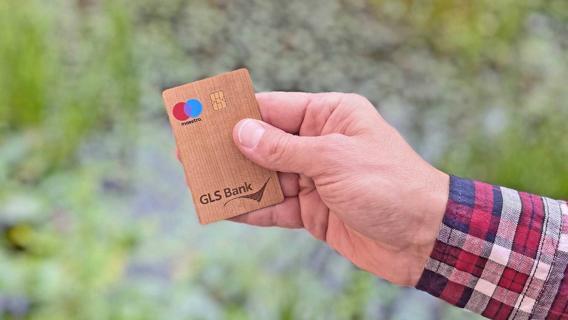 Die neue Holzkarte der GLS Bank. | Foto: GLS Bank
