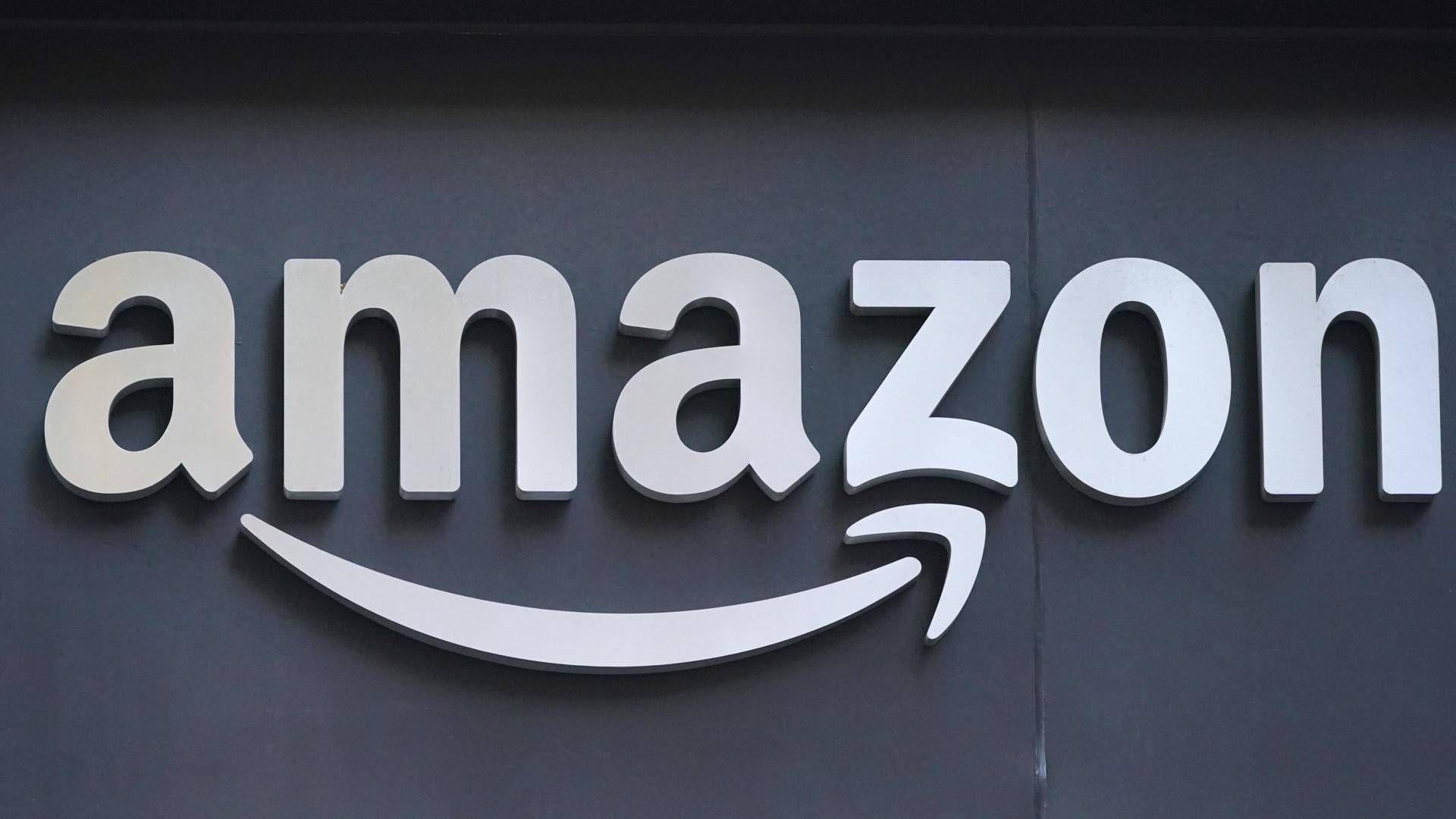 Amazon er børsnoteret og har hovedkontor i Seattle i USA. Jeff Bezos stiftede selskabet i 1994.