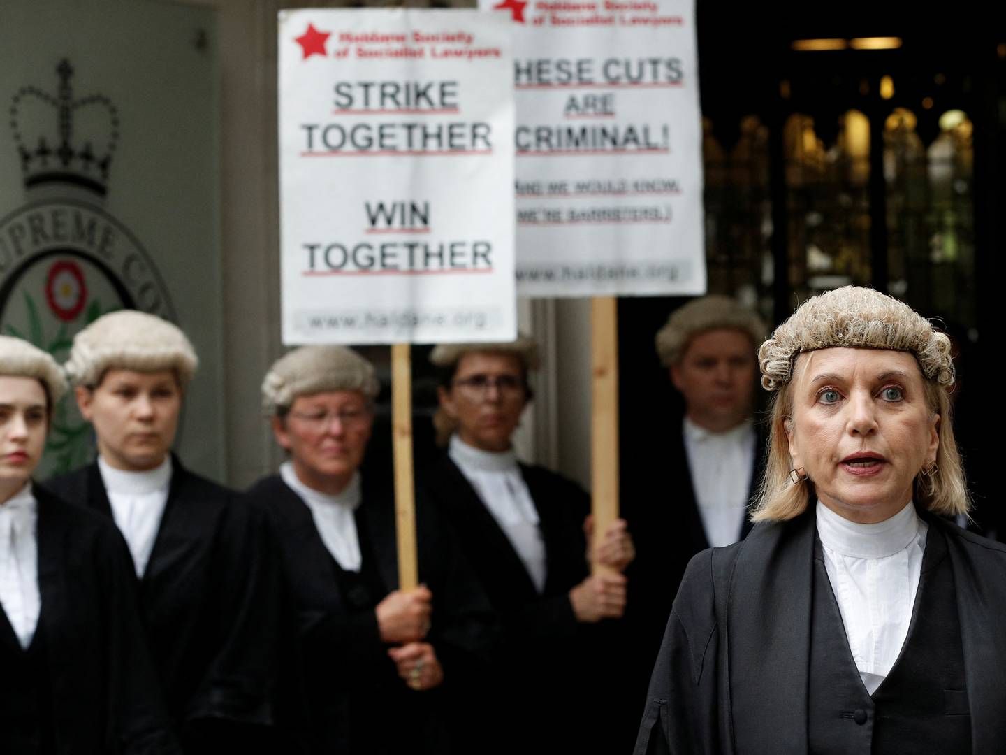 Kirsty Brimelow, formand for den britiske strafferetsforening, the Criminal Bar Association, tager del i strejken udenfor højesteret i London i september 2022. | Foto: Peter Nicholls/Reuters/Ritzau Scanpix