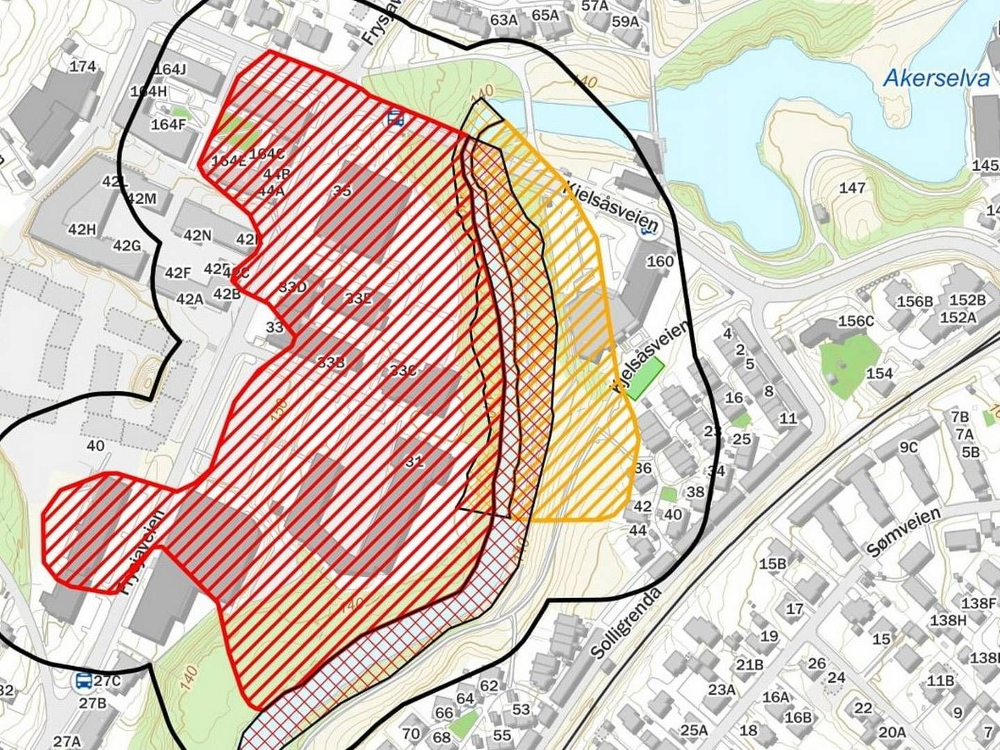 FARESONEN: Her er et kart fra Oslo kommune som viser kvikkleiresoner i området Frysja, der rundt 800 eiere har fått stoppordre om alle fysiske tiltak som kan øke risikoen for skred. Området med rød skravering er klassifisert med høy grad av fare, og gul skravering betyr middels faregrad. Den stripete delen er det såkalte løsneområdet, mens rutenettet viser utløpsområdet – der skredet vil treffe. Den svarte linjen er en buffersone på 50 meter rundt faresonen der tiltaksforbudet også gjelder.