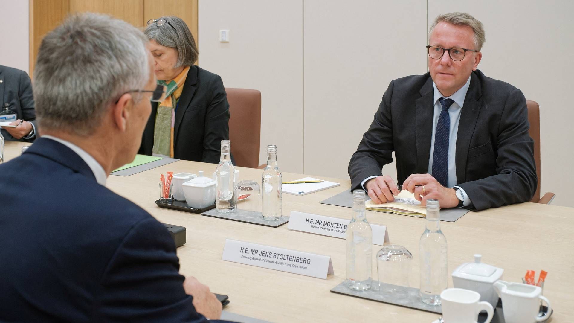 Forsvarsminister Morten Bødskov mødtes i dag med Nato og generalsekretær Jens Stoltenberg (med ryggen til) i Bruxelles. | Foto: NATO/VIA REUTERS / X80001