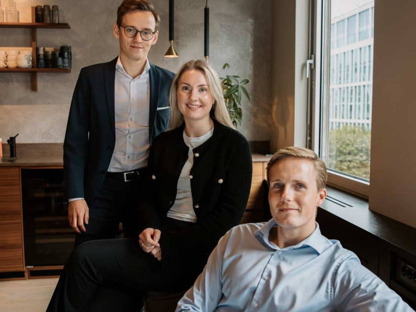 PÅ PLASS I NEWSEC: Bendik Wold, Mari-Ann Høgheim Torgersen og Fredrik Martinsen Haugstad | Foto: Newsec