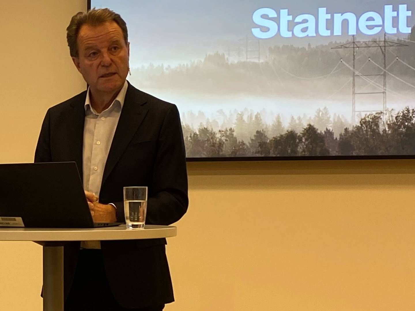 LITEN RASJONERINGSFARE: Peer Olav Østli, Statnetts konserndirektør for systemdrift, redegjør for energisituasjonen 30. september. | Foto: Anders Lie Brenna