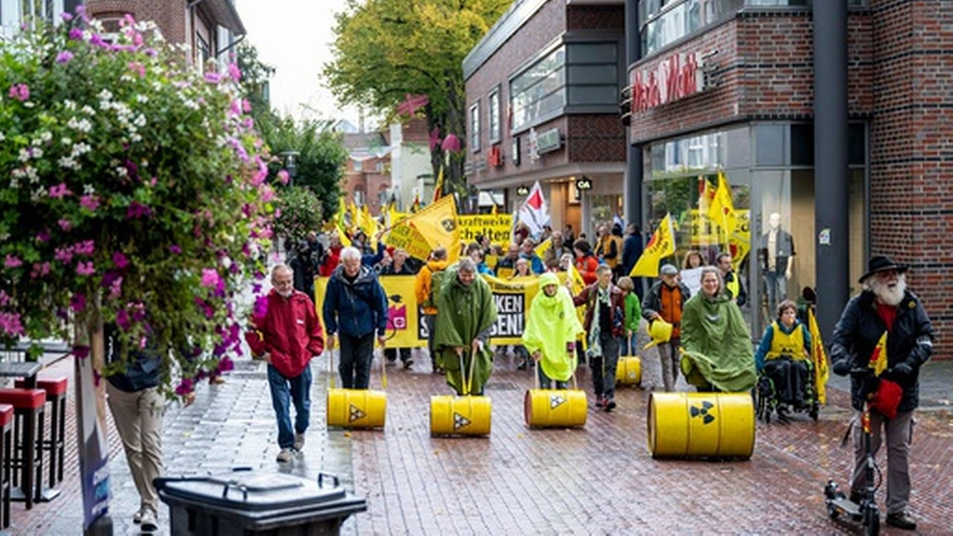 PROTESTERER: Innbyggere i den tyske byen Lingen protesterer mot en tysk handelsavtale med Russland forrige uke. | Foto: David Inderlied/AP/NTB scanpix