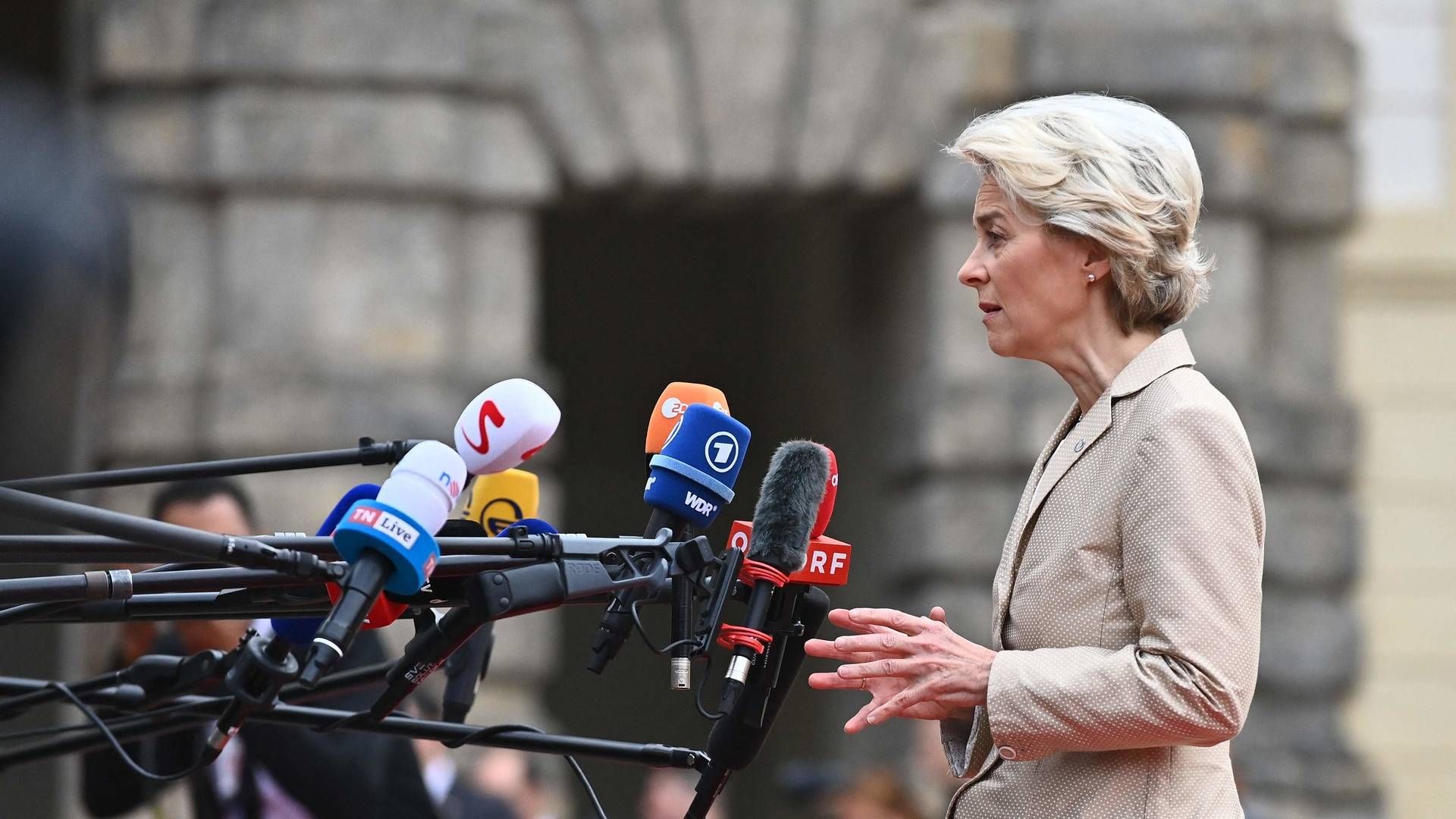 EU-Kommissionens formand, Ursula von der Leyen, taler til journalister i Prag. | Foto: MICHAL CIZEK/AFP / AFP