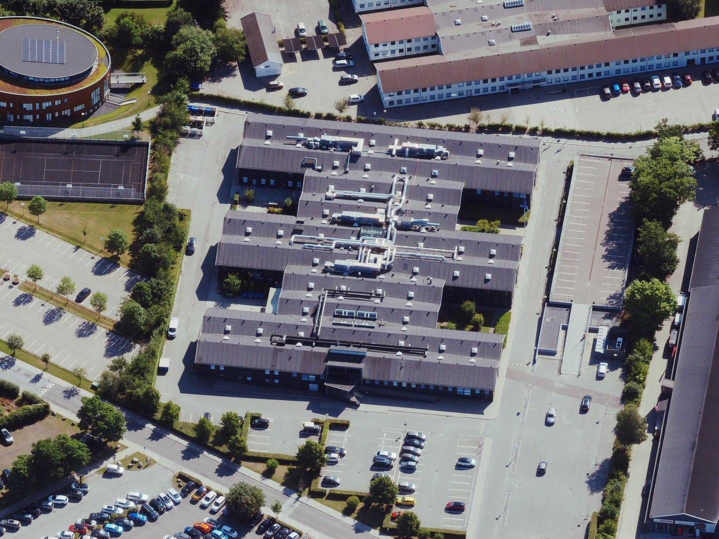 Flerbrugerkontorejendommen på Nærum Hovedgade er placeret tæt på Helsingørmotorvejen og blev i sin tid opført som lagerejendom. | Foto: Styrelsen for Dataforsyning og Effektivisering