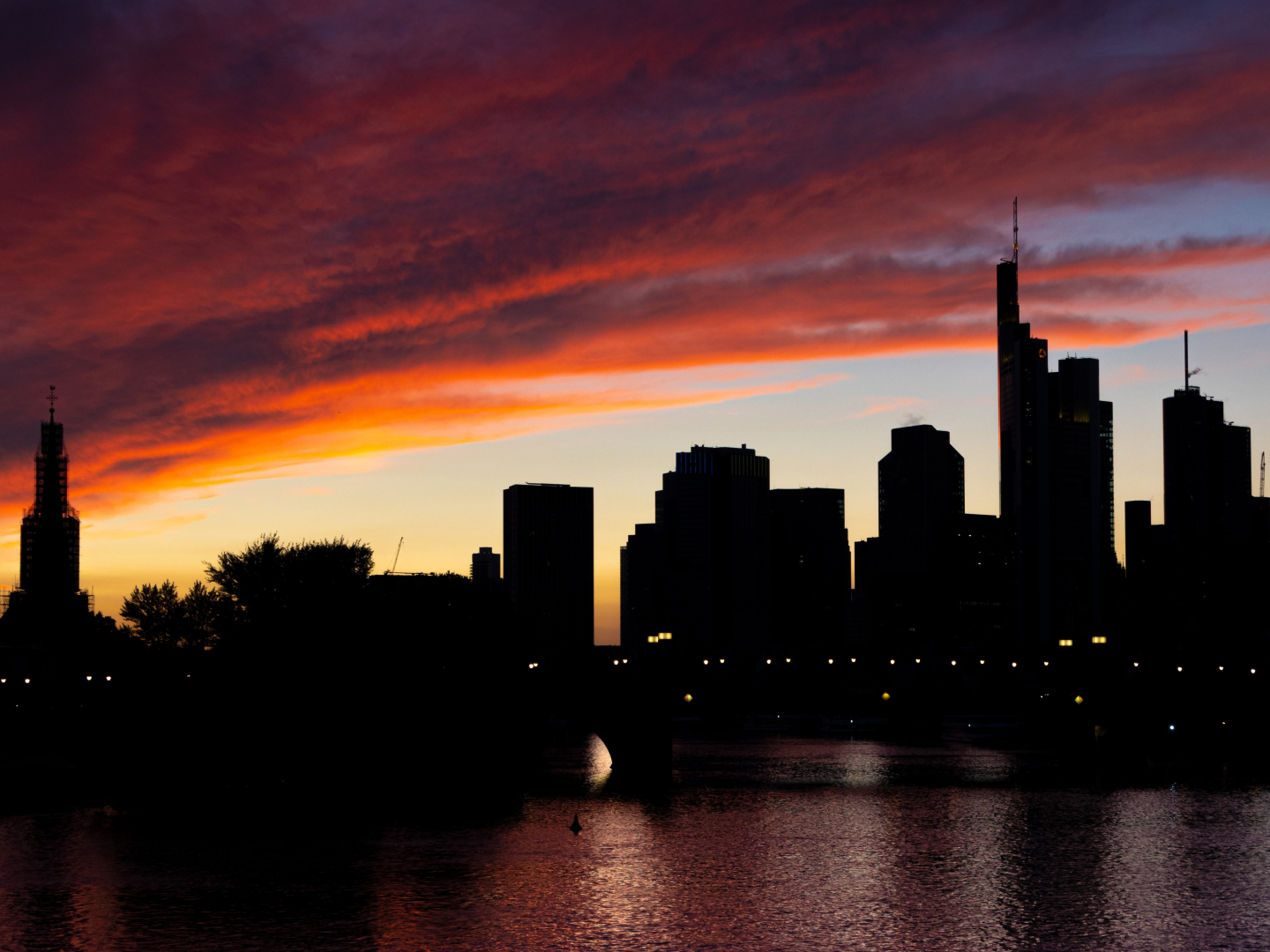 Silhouette der Frankfurter Bankenskyline. | Foto: picture alliance / greatif | Florian Gaul