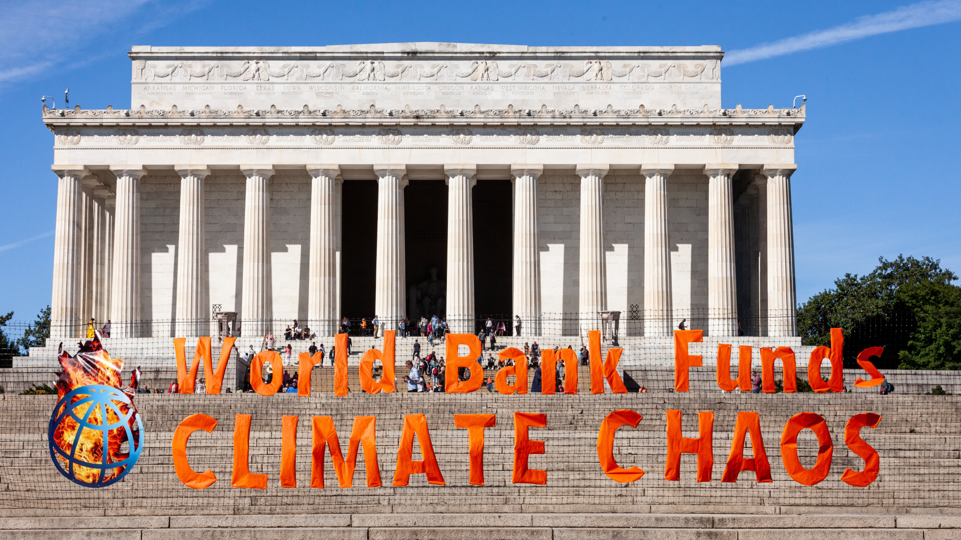 Klimaaktivisten protestieren im Sommer 2022 gegen die Politik der Weltbank zum Klimanotstand am Lincoln Memorial. | Foto: picture alliance / NurPhoto | Allison Bailey