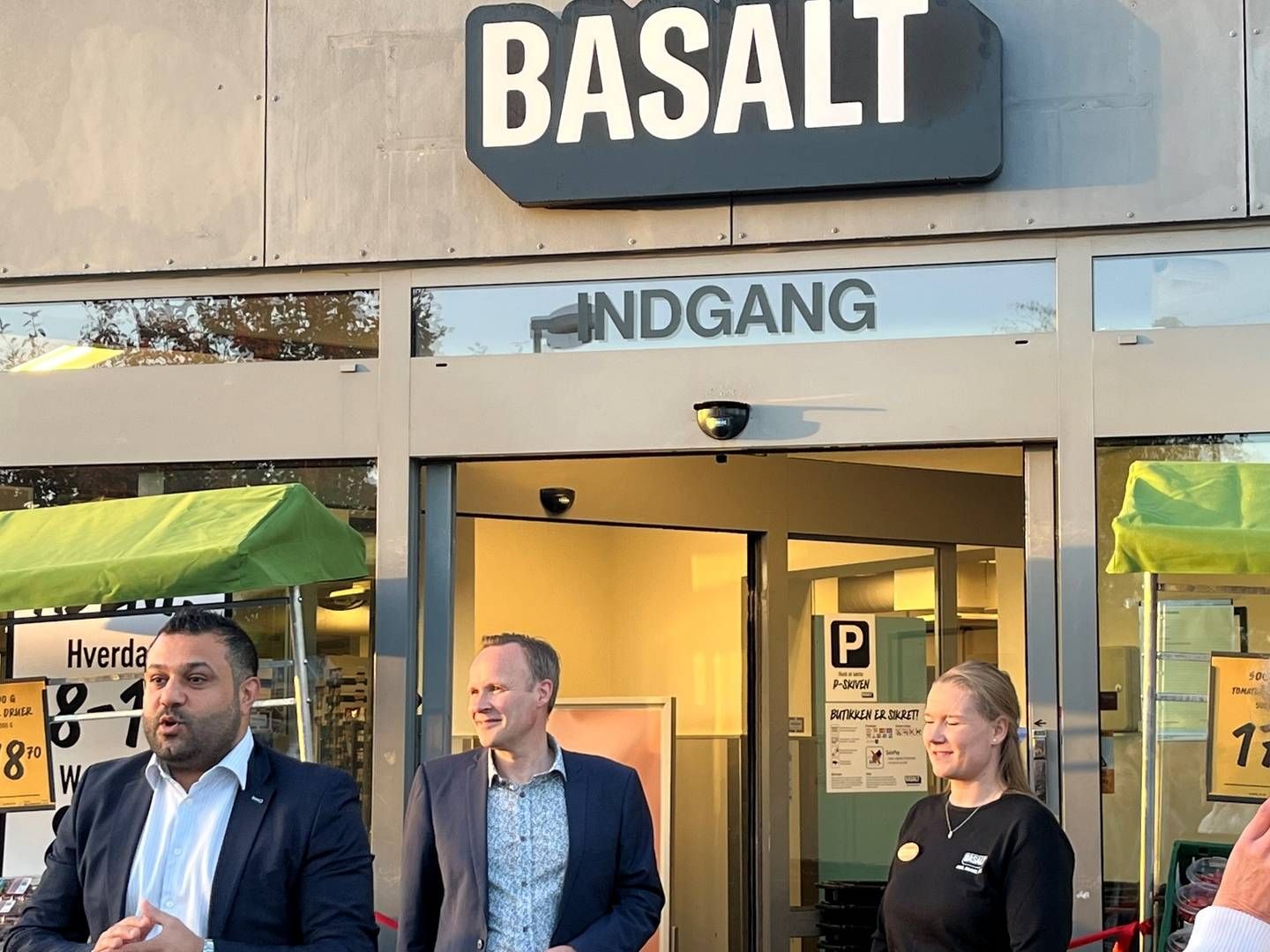 Braw Bakir, som er landedirektør for Basalt og Netto kæderne, åbner den første Basalt forretning. | Foto: Stine Skriver