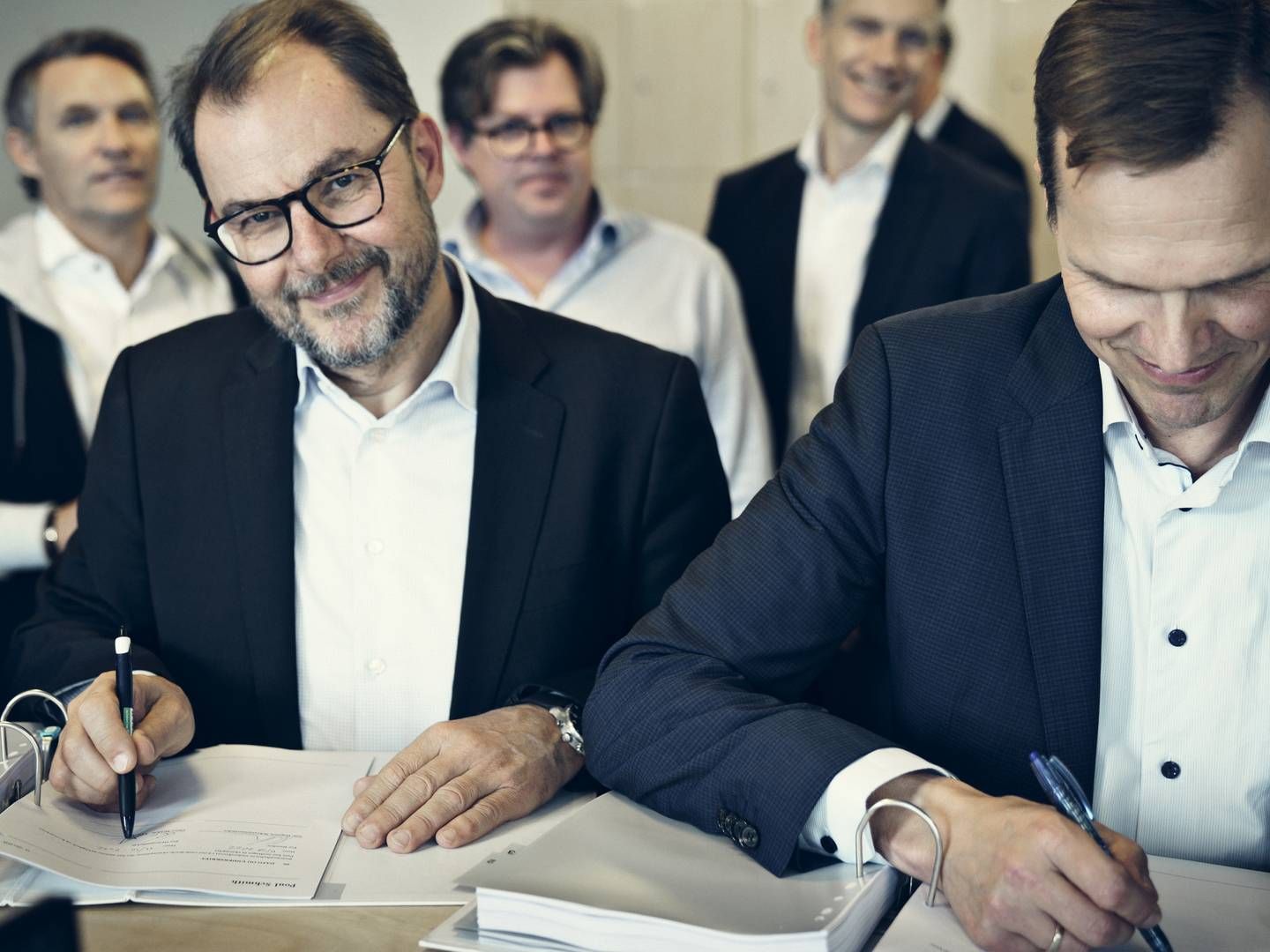CEO i Globeteam, Claus Moldow, (tv) og sekretariatsleder i Danmarks Miljøportal, Nils Høgsted, underskriver den nye rammeaftale til en samlet værdi af 200 mio. kr | Foto: Globeteam / PR
