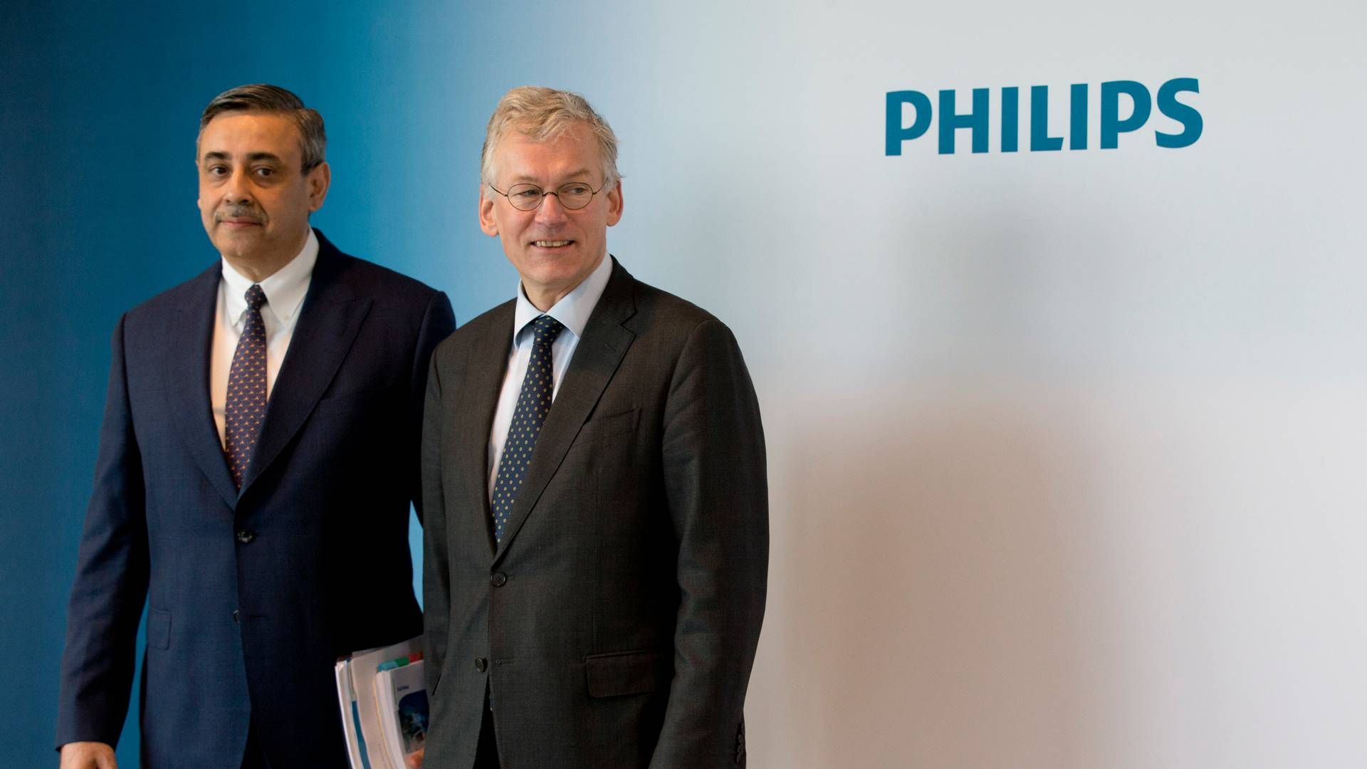 Frans van Houten, adm. direktør for Philips (th.), og finansdirektør Abhijit Bhattacharya. | Foto: Peter Dejong/AP/Ritzau Scanpix