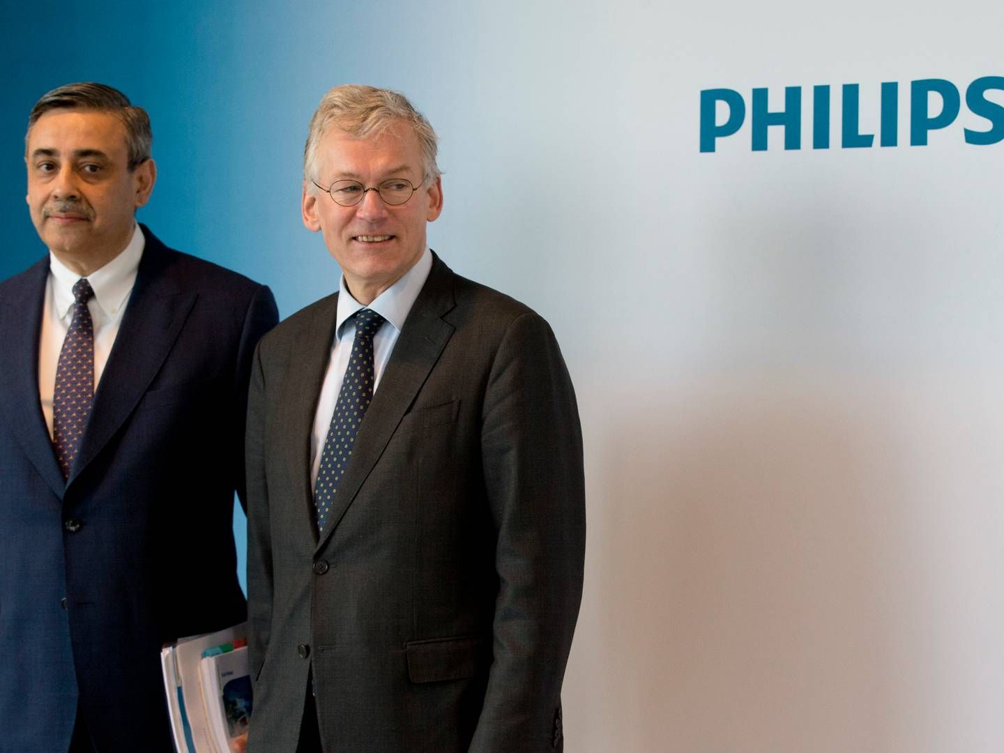 Frans van Houten, adm. direktør for Philips (th.), og finansdirektør Abhijit Bhattacharya. | Foto: Peter Dejong/AP/Ritzau Scanpix