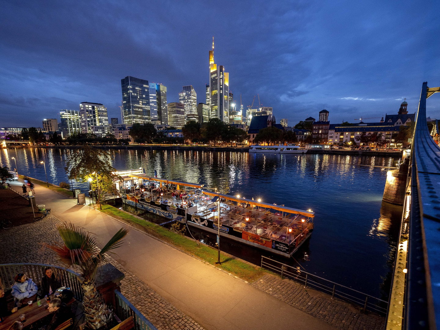 Blick auf die Frankfurter Skyline. | Foto: picture alliance / ASSOCIATED PRESS | Michael Probst