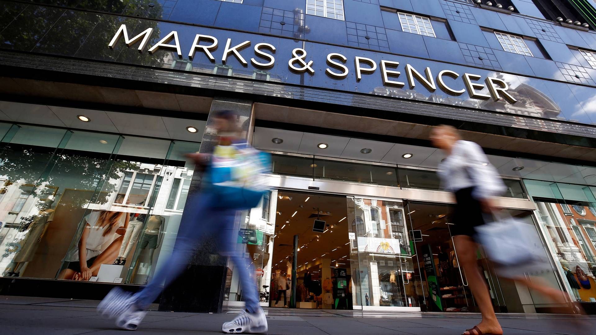 Den britiske kæde Marks & Spencer ejer både supermarkeder, kiosker og tøjbutikker. | Foto: Henry Nicholls/Reuters/Ritzau Scanpix