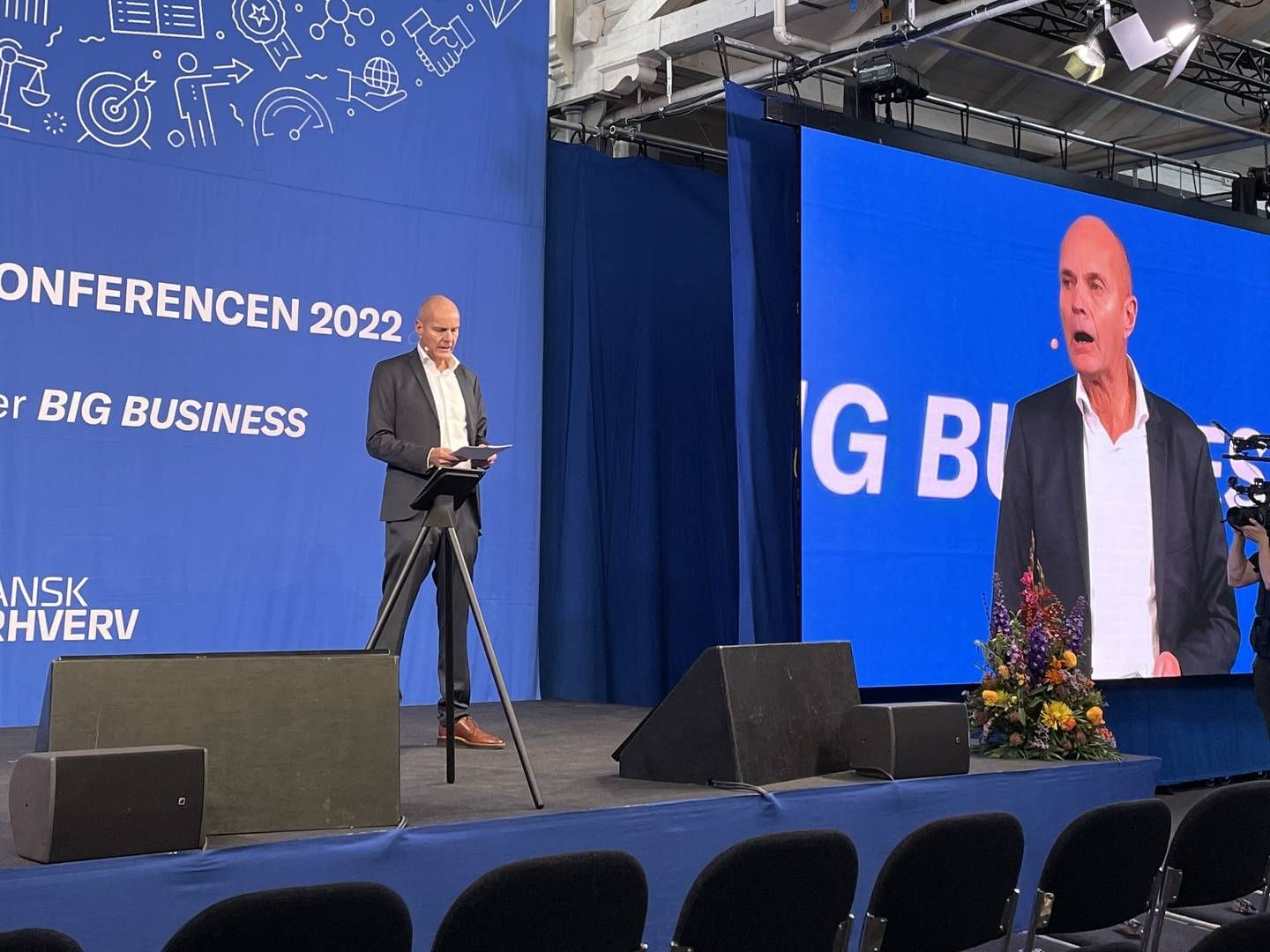 Niels Ralund, der er e-handelsdirktør i Dansk Erhverv Digital Handel, byder velkommen til årets e-handelskonference, der har 1.600 deltagere. | Foto: Maria Trustrup