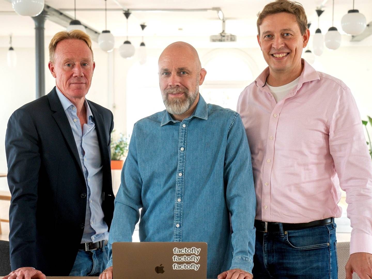 Lead investor Søren Rode (tv.), Factofly-medstifter Jannik Flor Borg og Martin Bjergegaard | Foto: Bjergegaard & Co. / PR