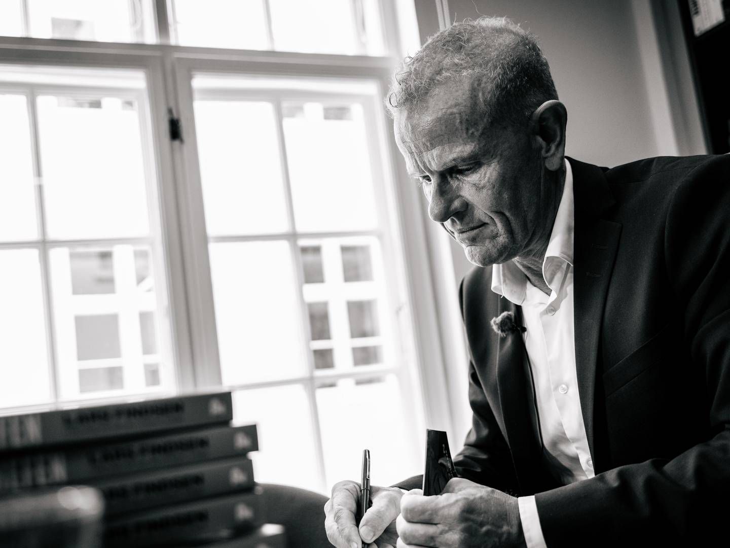 Tidligere spionchef Lars Findsen signerer sin nye bog "Spionchefen - Erindringer fra celle 18" i København, torsdag den 13. oktober 2022. | Foto: Emil Helms