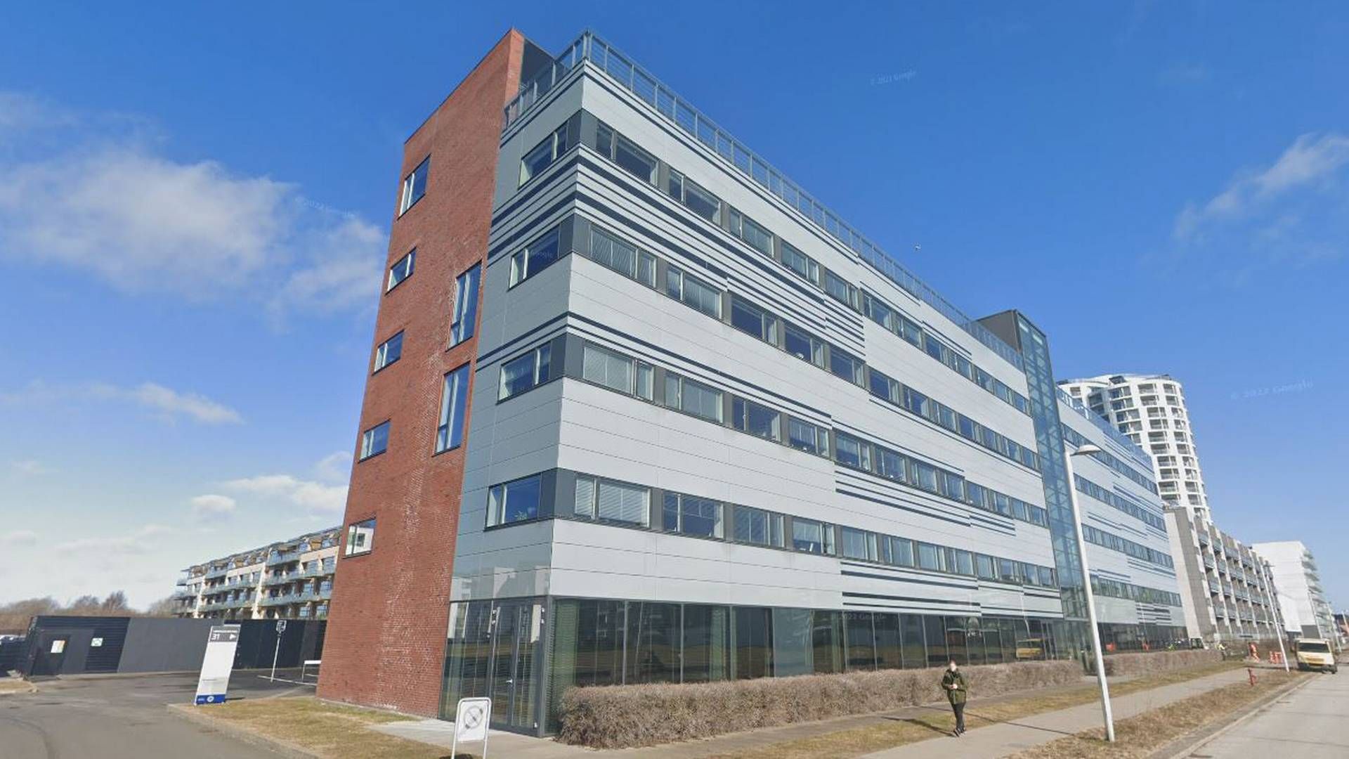 Kontorejendommen på Lindholm Brygge ligger ved siden af PFA Kollegiet, som pensionsselskabet også vil drive fremover. | Foto: Google Street View