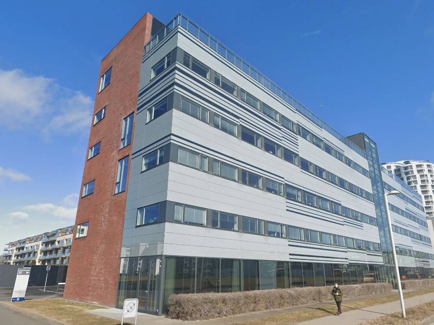 Kontorejendommen på Lindholm Brygge ligger ved siden af PFA Kollegiet, som pensionsselskabet også vil drive fremover. | Foto: Google Street View