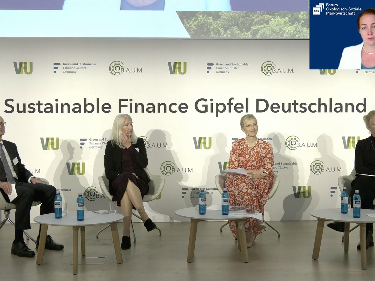 Das Panel Transformationsfinanzierung: Heinrich Baer (von links), Melanie Kehr, Moderatorin Judith Bogner, Annegret Saxe und Carolin Schenuit (per Video dabei) | Foto: Screenshot FinanzBusiness