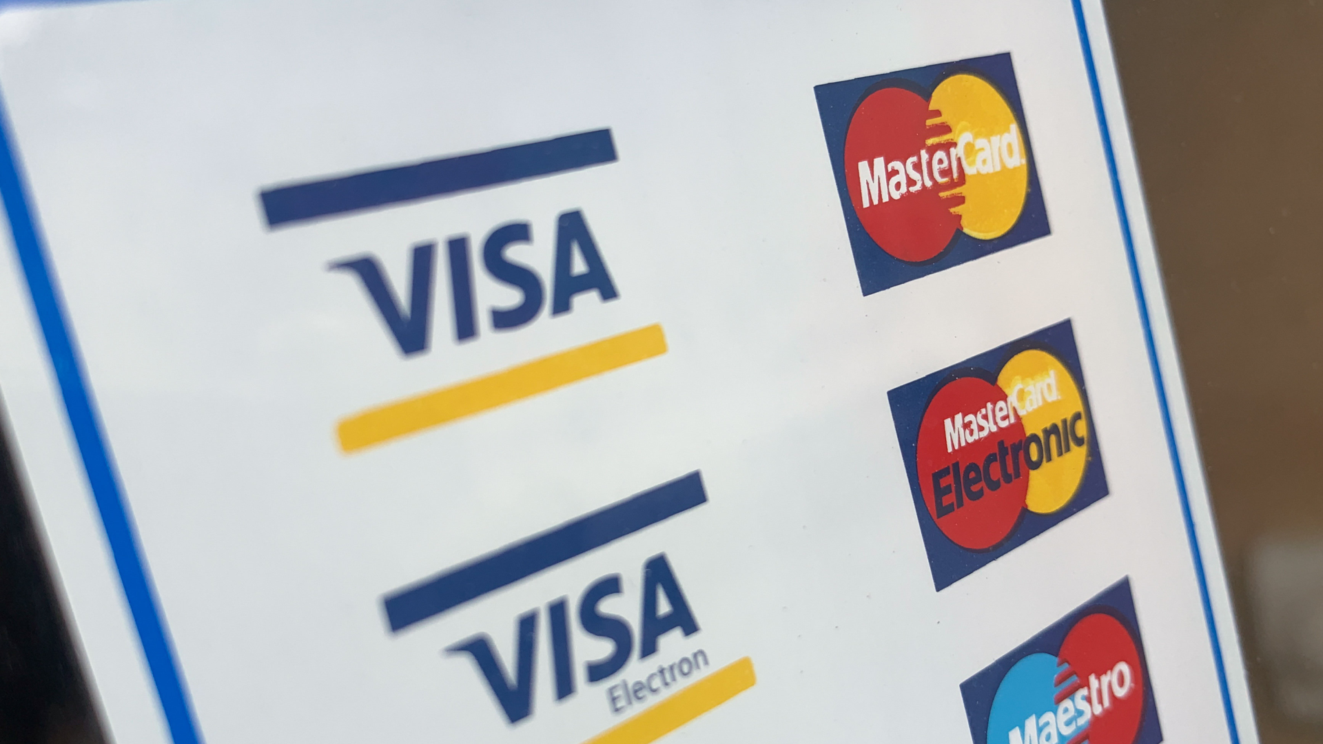 Die Logos von Mastercard und Visa | Foto: picture alliance / NurPhoto | Jakub Porzycki