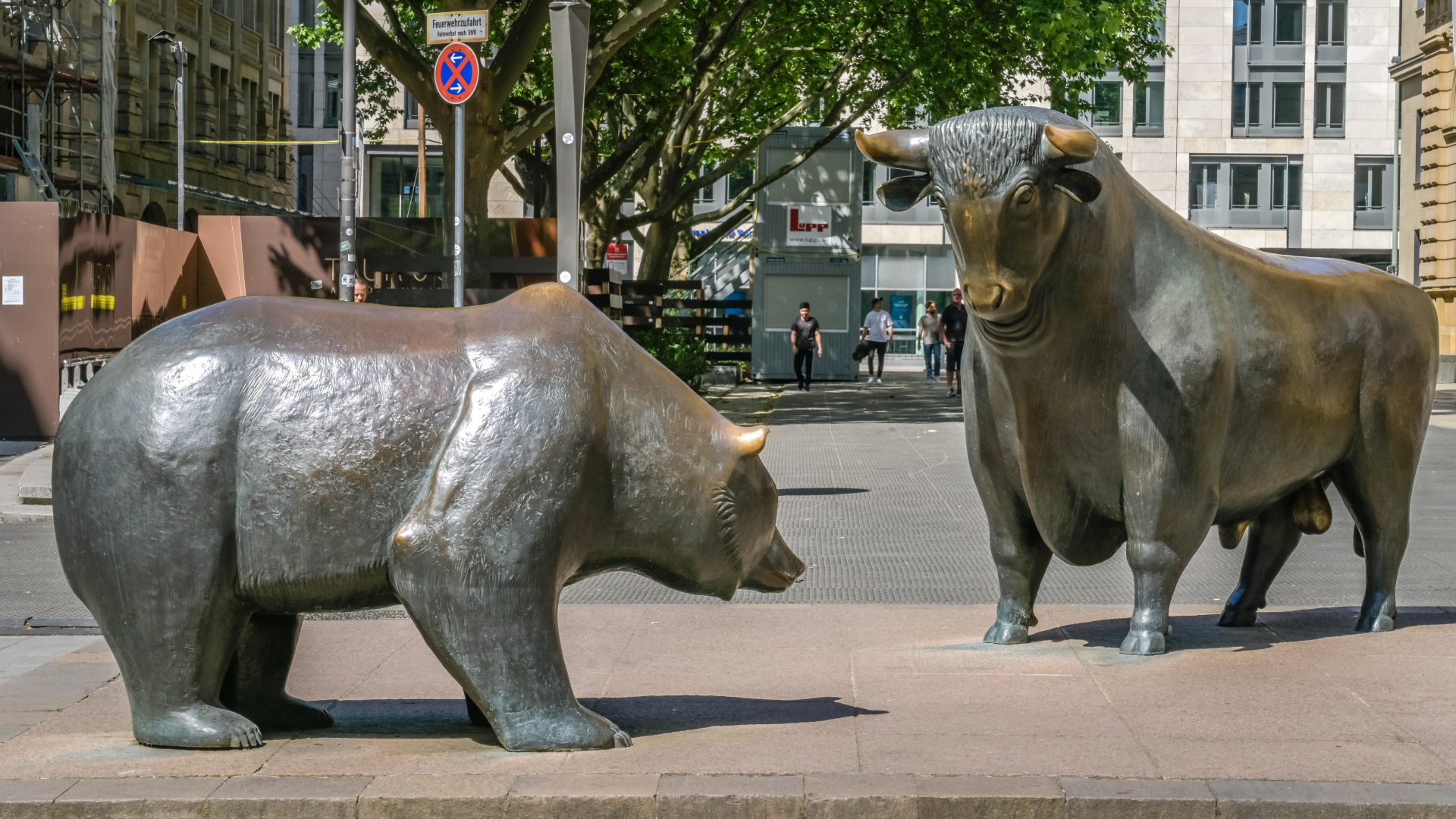 Bulle und Bär in Frankfurt. | Foto: picture alliance / imageBROKER | Schoening