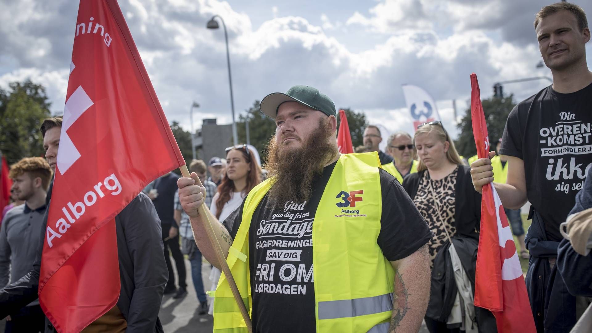 I august 2021 var omkring 200 mennesker mødt op til demonstration foran Nemlig.coms lager i Brøndby. | Foto: Miriam Dalsgaard