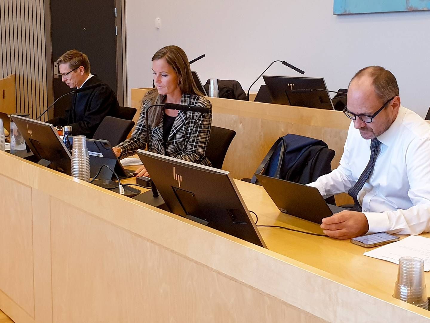 Administrerende direktør i Sandnes Sparebank, Trine Stangeland, sitter mellom advokat Gunnar Holm Ringen (t.v.) og advokat Stig Rune Johnsen fra PwC. De to advokatene representerer Sandnes Sparebank. | Foto: Sebastian Holsen