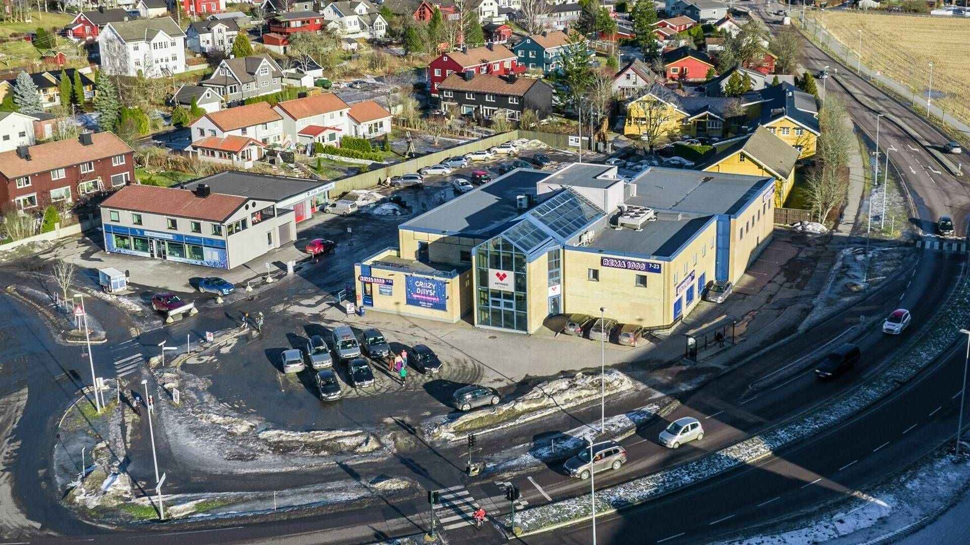 I BOKS: Rema 1000 leier butikklokaler på 2000 kvadratmeter i Johan K. Skanckes vei 1-3 i Ås. Nå får eiendommen en ny eier, L.A. Lund.