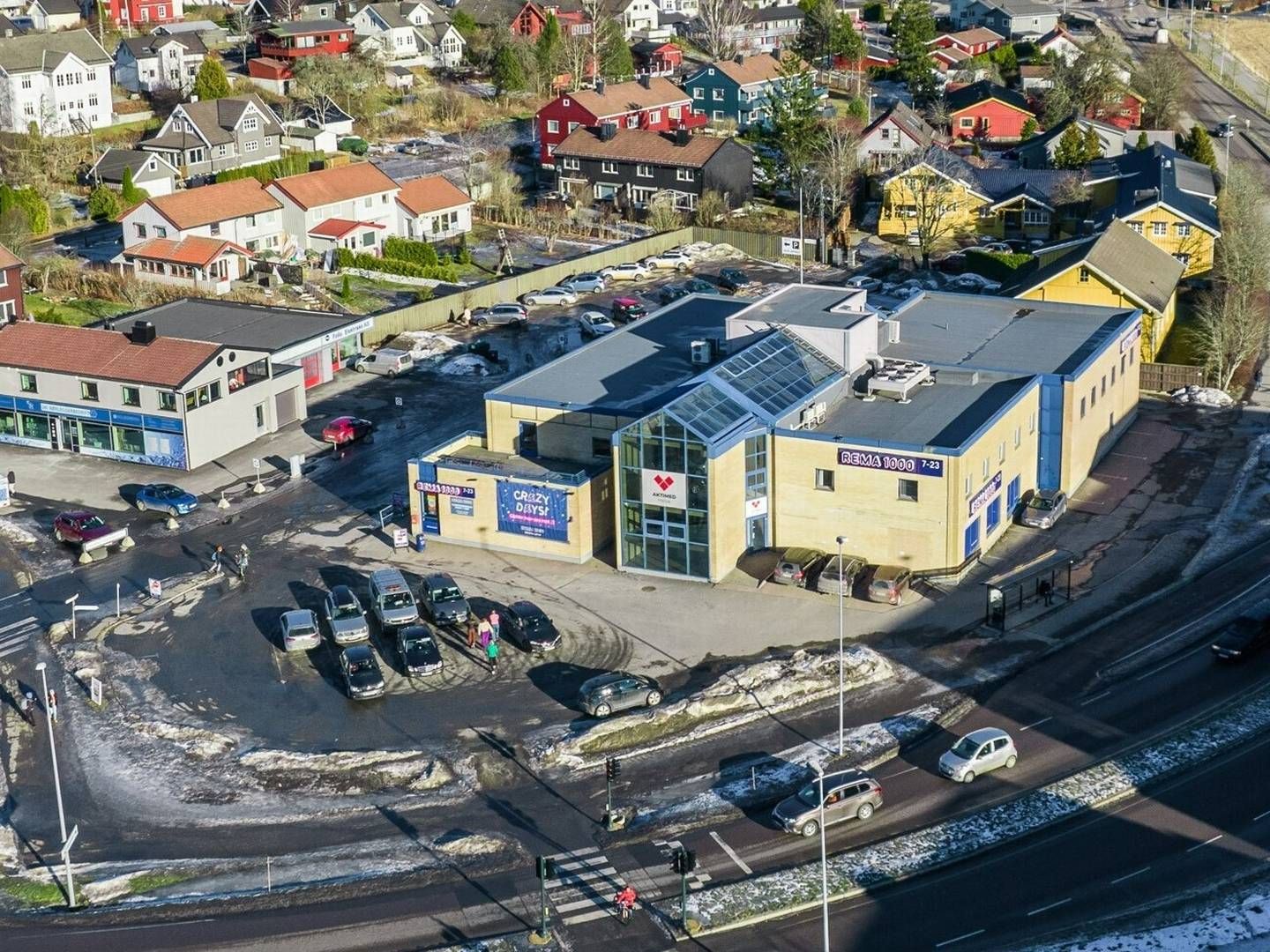 I BOKS: Rema 1000 leier butikklokaler på 2000 kvadratmeter i Johan K. Skanckes vei 1-3 i Ås. Nå får eiendommen en ny eier, L.A. Lund.