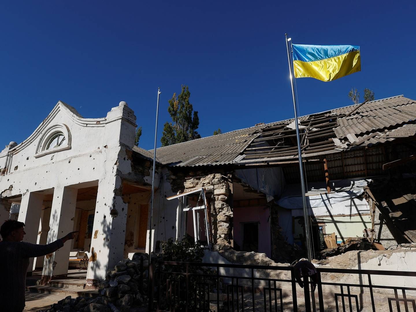 Den russiske invasion af Ukraine begyndte i februar. Her et ukrainsk flag over en ødelagt bygning i landsbyen Lymany i Mykolaiv-regionen. | Foto: VALENTYN OGIRENKO/REUTERS / X03345