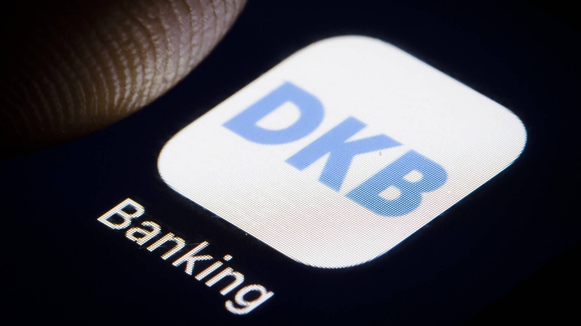 Logo der DKB auf einem Smartphone (Symbolbild) | Foto: picture alliance / photothek | Thomas Trutschel