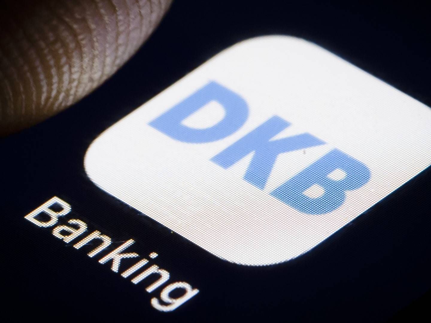 Logo der DKB auf einem Smartphone (Symbolbild) | Foto: picture alliance / photothek | Thomas Trutschel