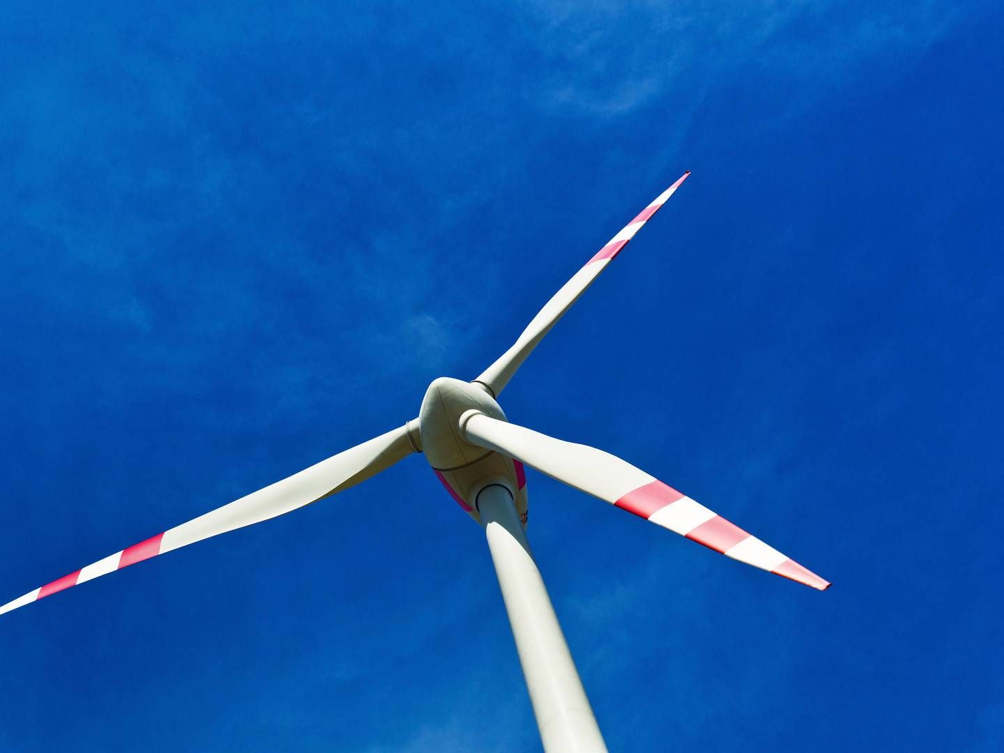 NÆRVIND: En 26 meter høy vindturbin forventes å kunne produsere 100 MWh strøm til det lokale drivhuset hvert år. | Foto: Colourbox