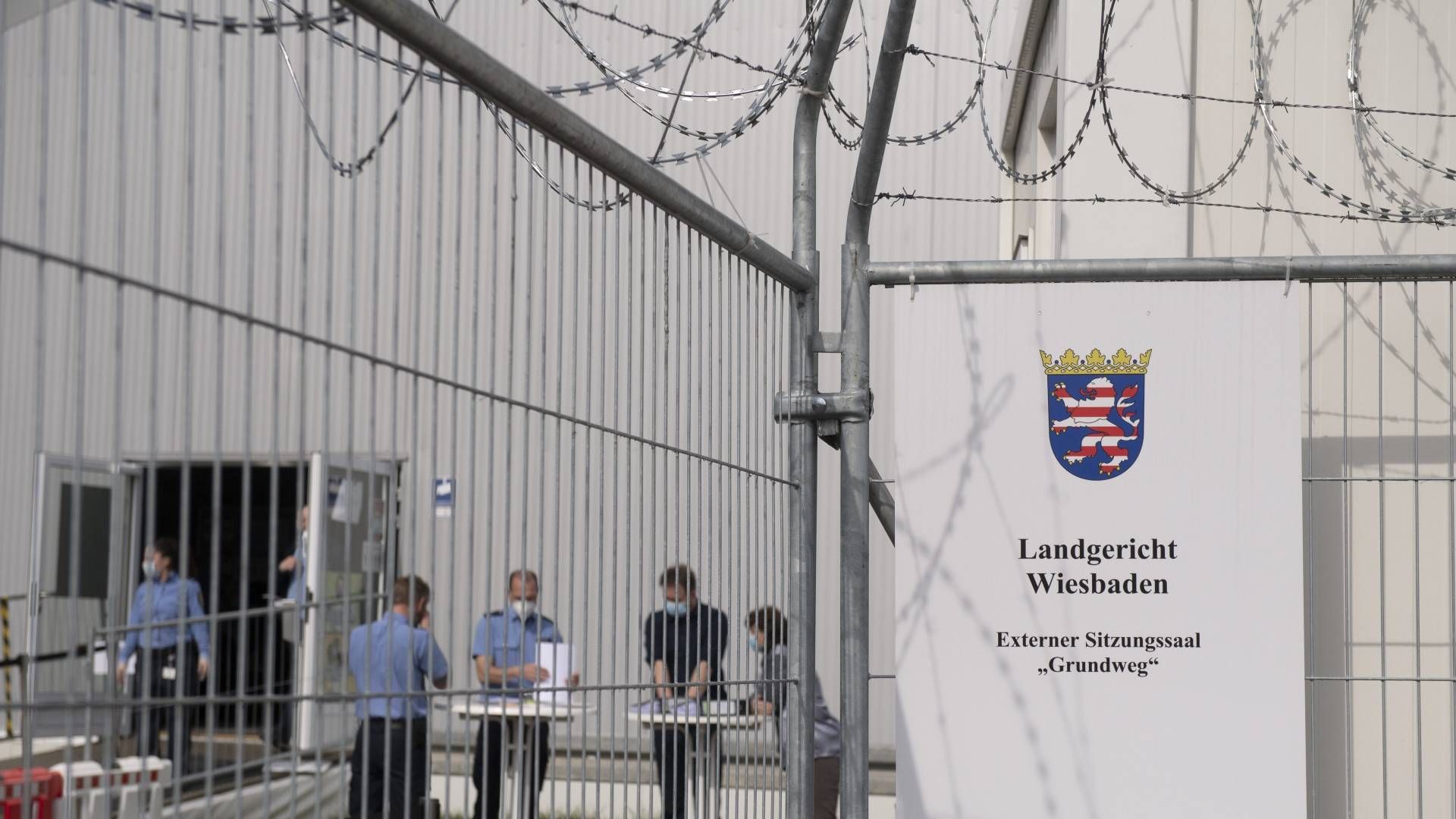 Der Verhandlungssaal des Wiesbadener Landgerichts von außen. | Foto: picture alliance/dpa | Boris Roessler