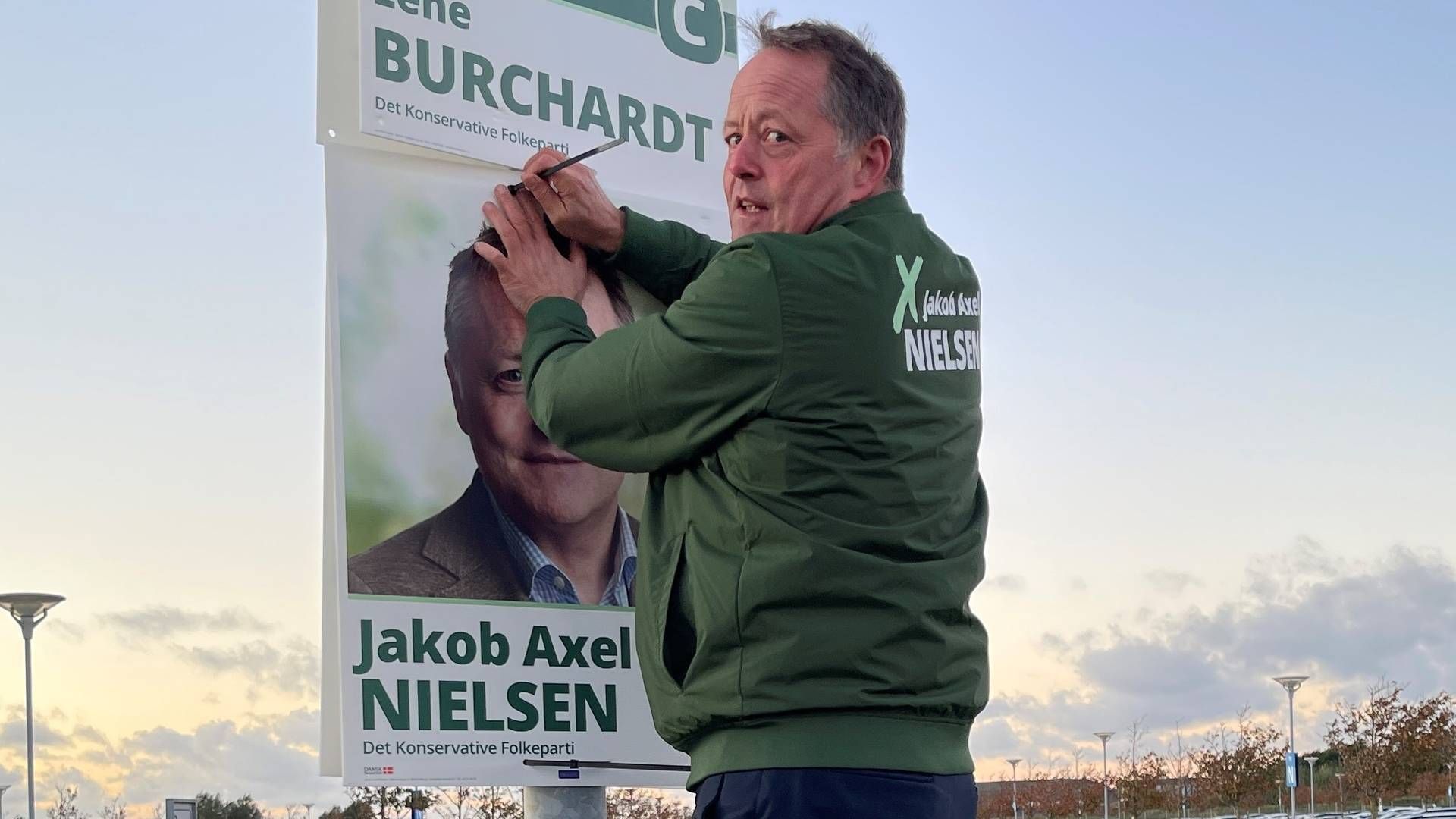 Jakob Axel Nielsen fik travlt med at hænge valgplakater op, da valget blev udskrevet. Efter 12 år som direktør er han igen klar til et liv i politik. | Foto: Privat