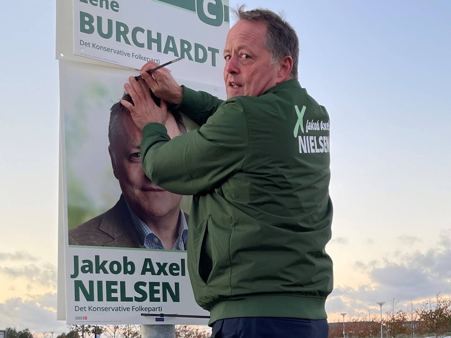 Jakob Axel Nielsen fik travlt med at hænge valgplakater op, da valget blev udskrevet. Efter 12 år som direktør er han igen klar til et liv i politik. | Foto: Privat
