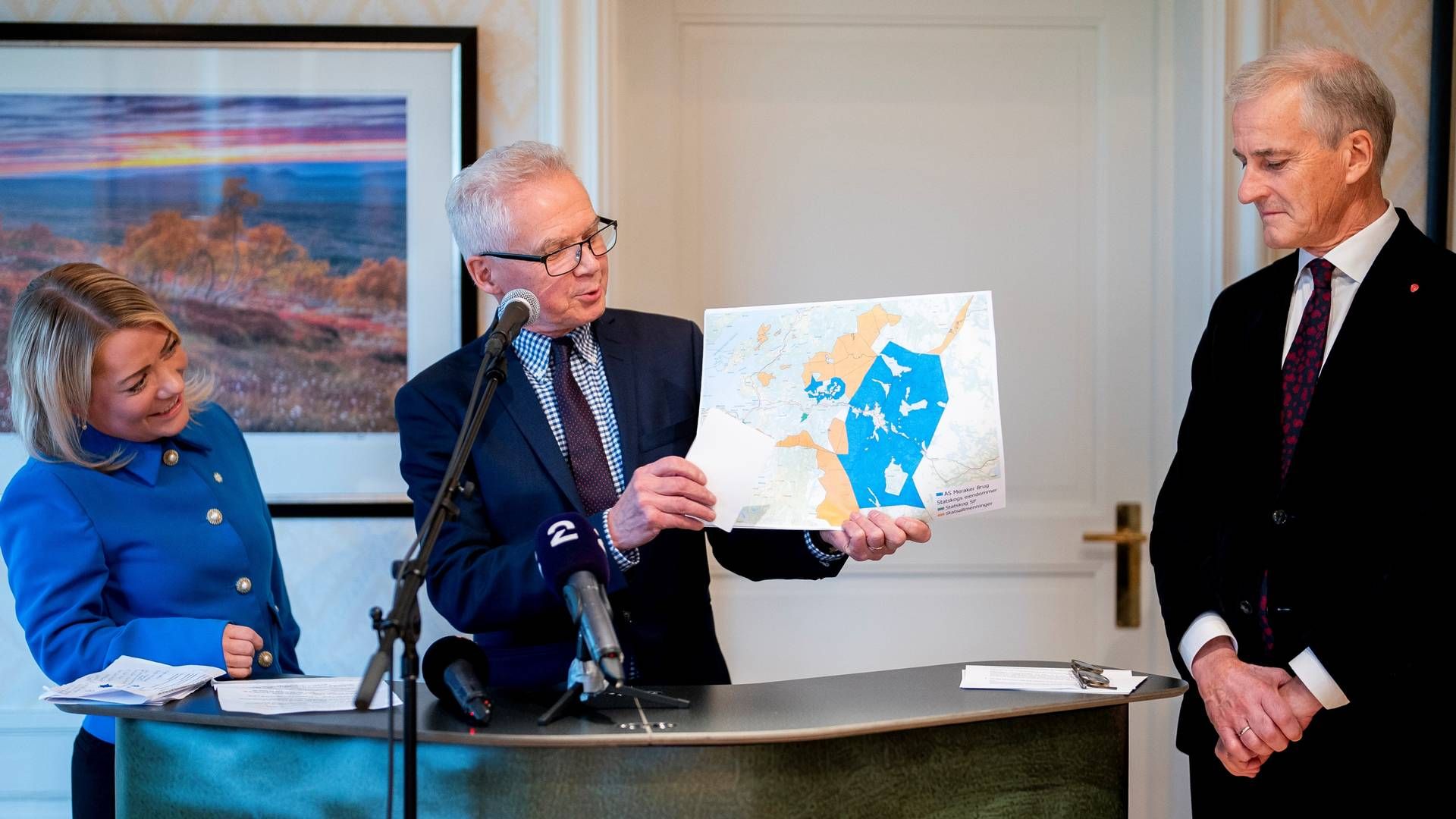 STORKJØP: statsminister Jonas Gahr Støre og Landbruks- og matminister Sandra Borch (Sp) møtte til pressekonferanse på Meraker Brug i Meråker onsdag ettermiddag. Tilstede var også styreleder i statskog Gunnar Olofsson og representant for selger, Richard Arnesen. | Foto: Ole Martin Wold / NTB