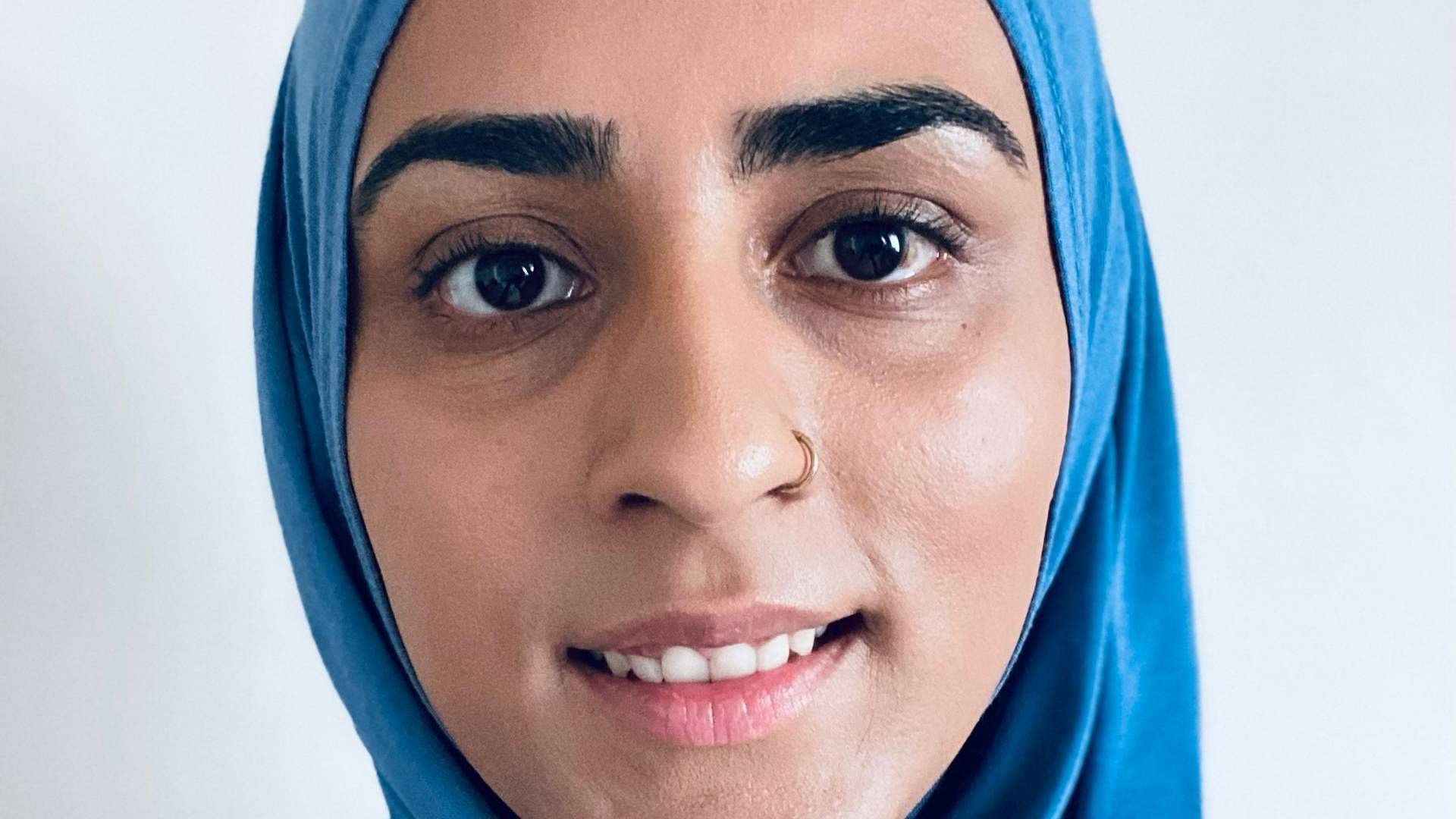 Faiza Ahmed arbejder med at få kunstig intelligens ind i PFA's processer, systemer og produkter. Hun er først lige kommet til selskabet og øverst på dagsordenen er at blive endnu dygtigere til sit arbejde. | Foto: PR