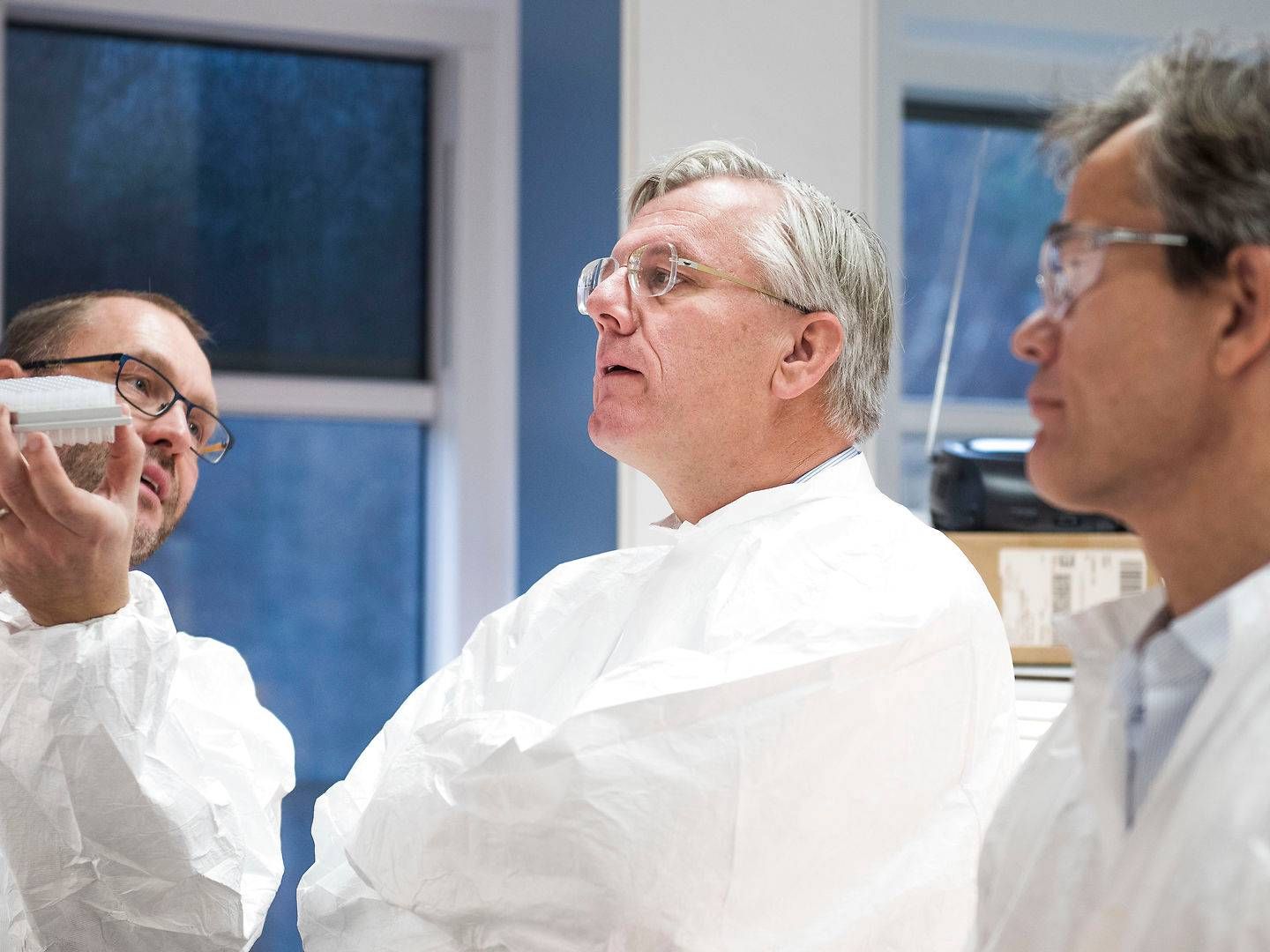 Christoph Franz (i midten), formand for Roche, besøgte i 2016 Roche Innovation Center Copenhagen. Nu vil Roche lukke forskningscenteret. | Foto: Søren Bidstrup/Ritzau Scanpix