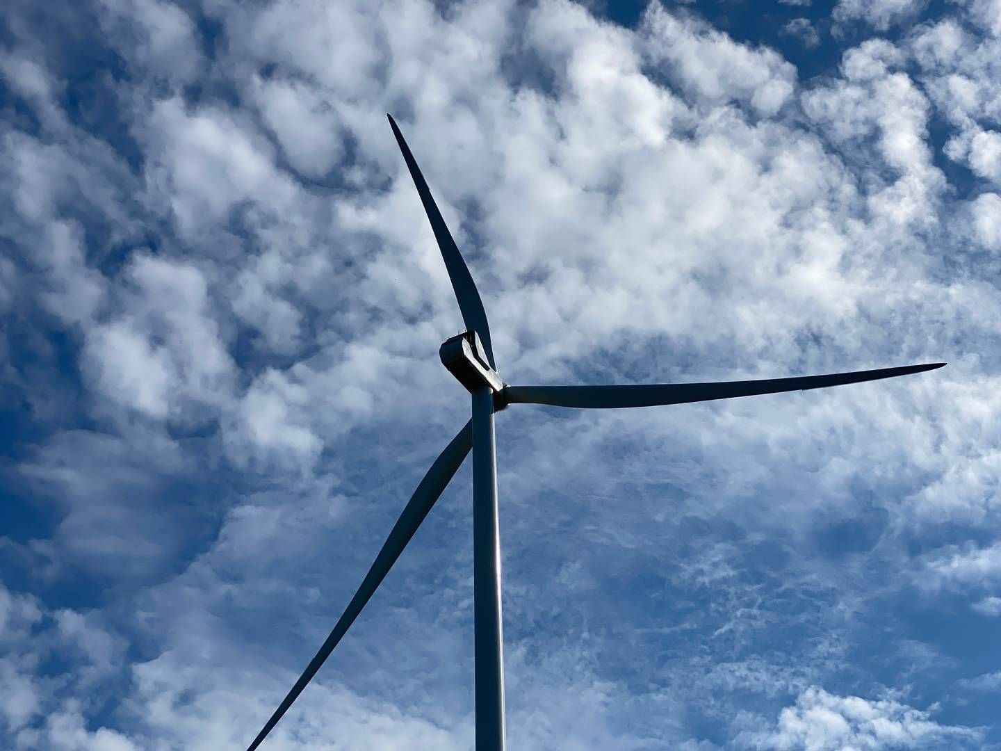 VARIERENDE MOTSTAND: – Vi tror at de som er negativt innstilt til vindmøller, gjerne er det litt av og på., sier forskeren Oskar Vågerö. | Foto: Anders Lie Brenna