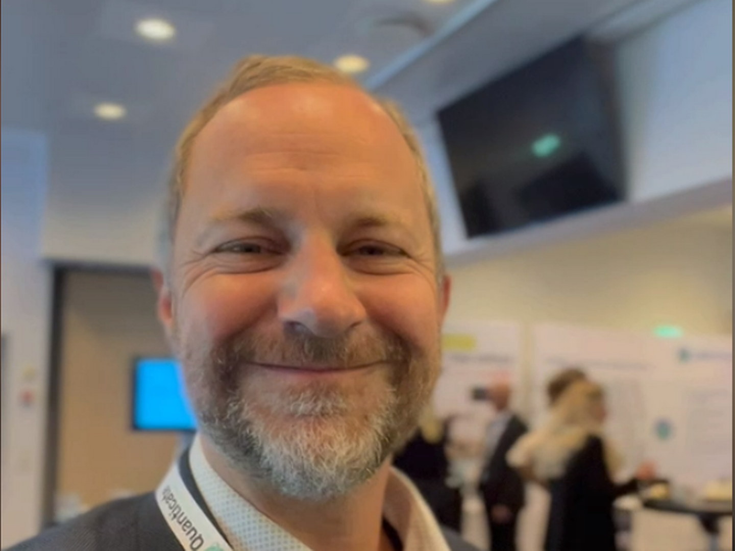 SMILER BREDT: Medisinsk direktør i Coegin Pharma, John Zibert, smiler bredt før han skal annonsere resultatene fra den nye COAK-studien. | Foto: Skjermdump, Coegin Pharmas LinkedIn
