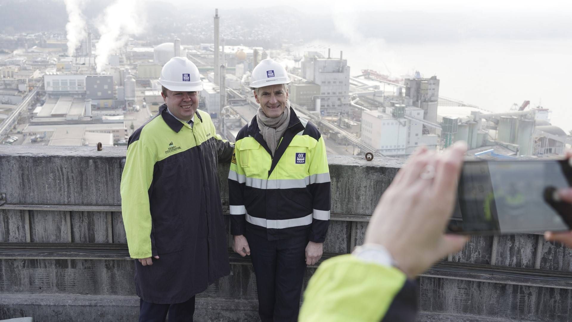 Porsgrunn-ordfører Robin Kåss (t.v.) og partikollega og statsminister Jonas Gahr Støre under et besøk hos Yara på Herøya i mars. | Foto: Ole Berg-Rusten / NTB