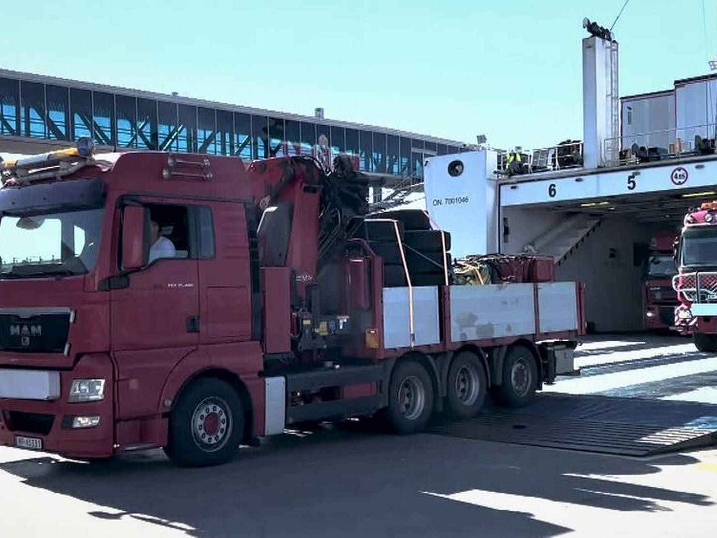 NØDHJELP på vei til Ukraina i sommer. NVE opplyser at det ble sendt tre lastebiler med utstyr, og bekrefter at forsendelsen har kommet frem. | Foto: Statnett