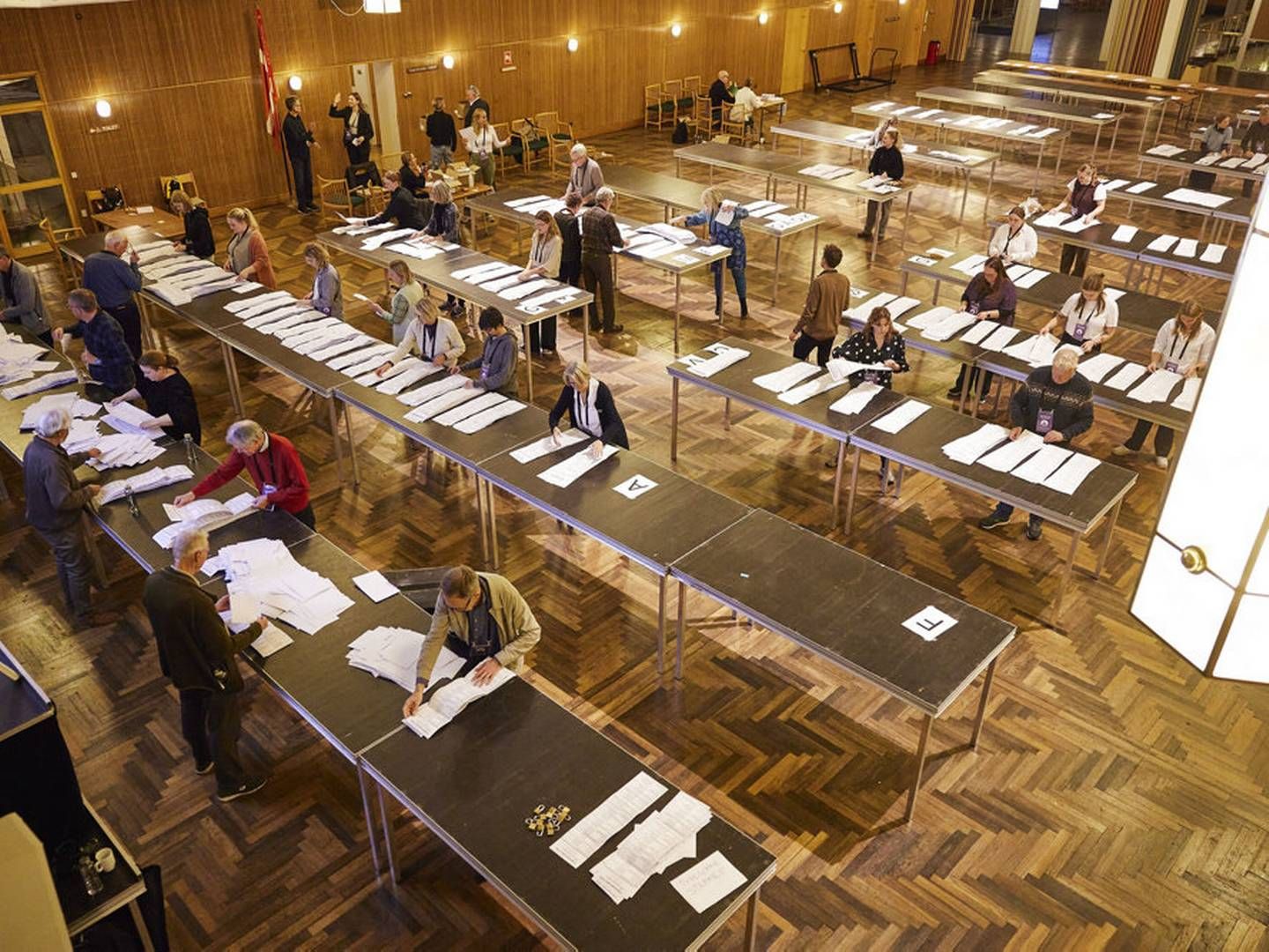 Flere millioner stemmer er blevet talt op tirsdag aften. Her stemmeoptællingen på Aarhus Rådhus. Foto: Mikkel Berg Pedersen/Ritzau Scanpix