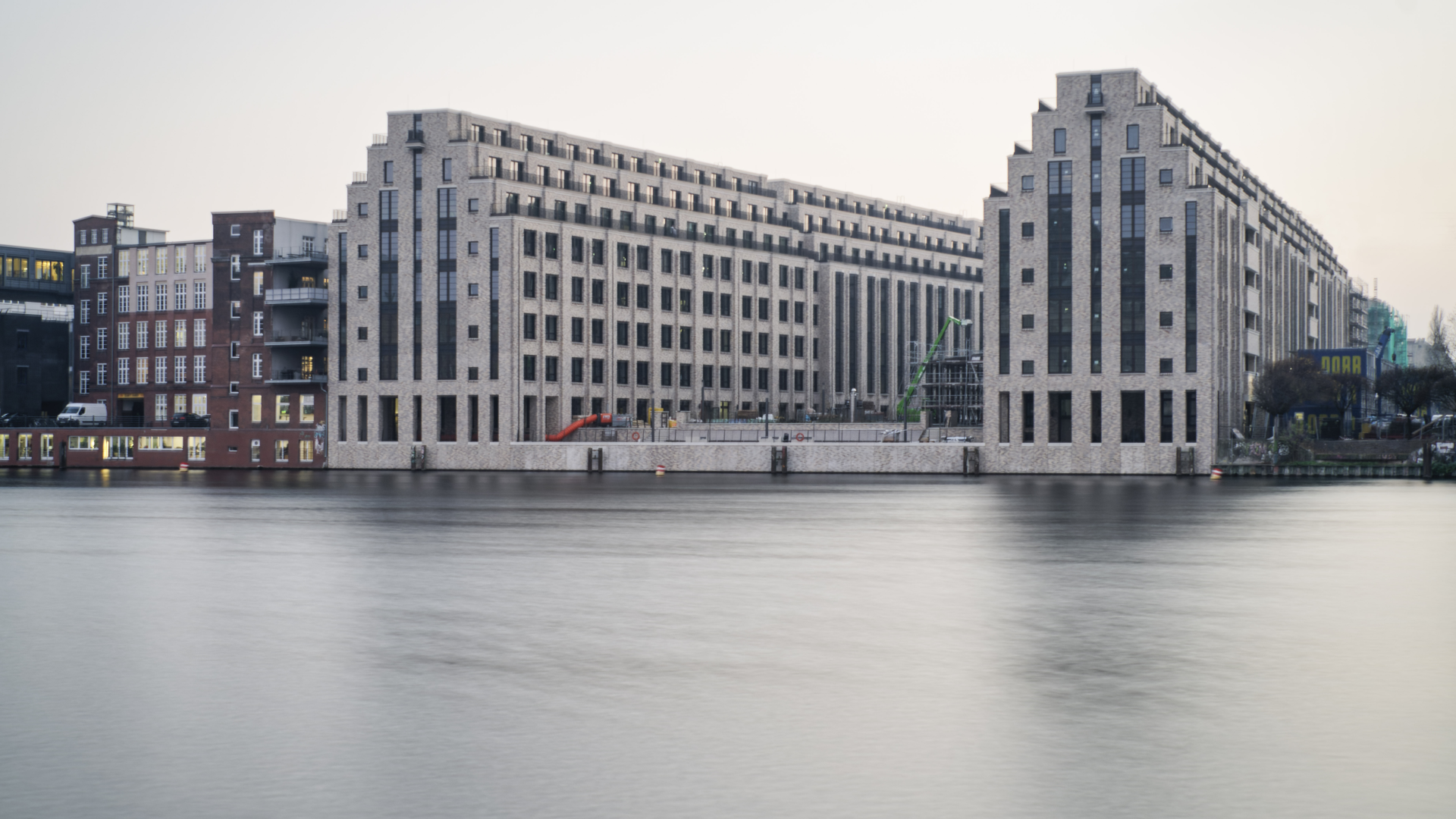 Neubauten an der Spree. | Foto: picture alliance / Gobal Travel Images | Gobal Travel Images